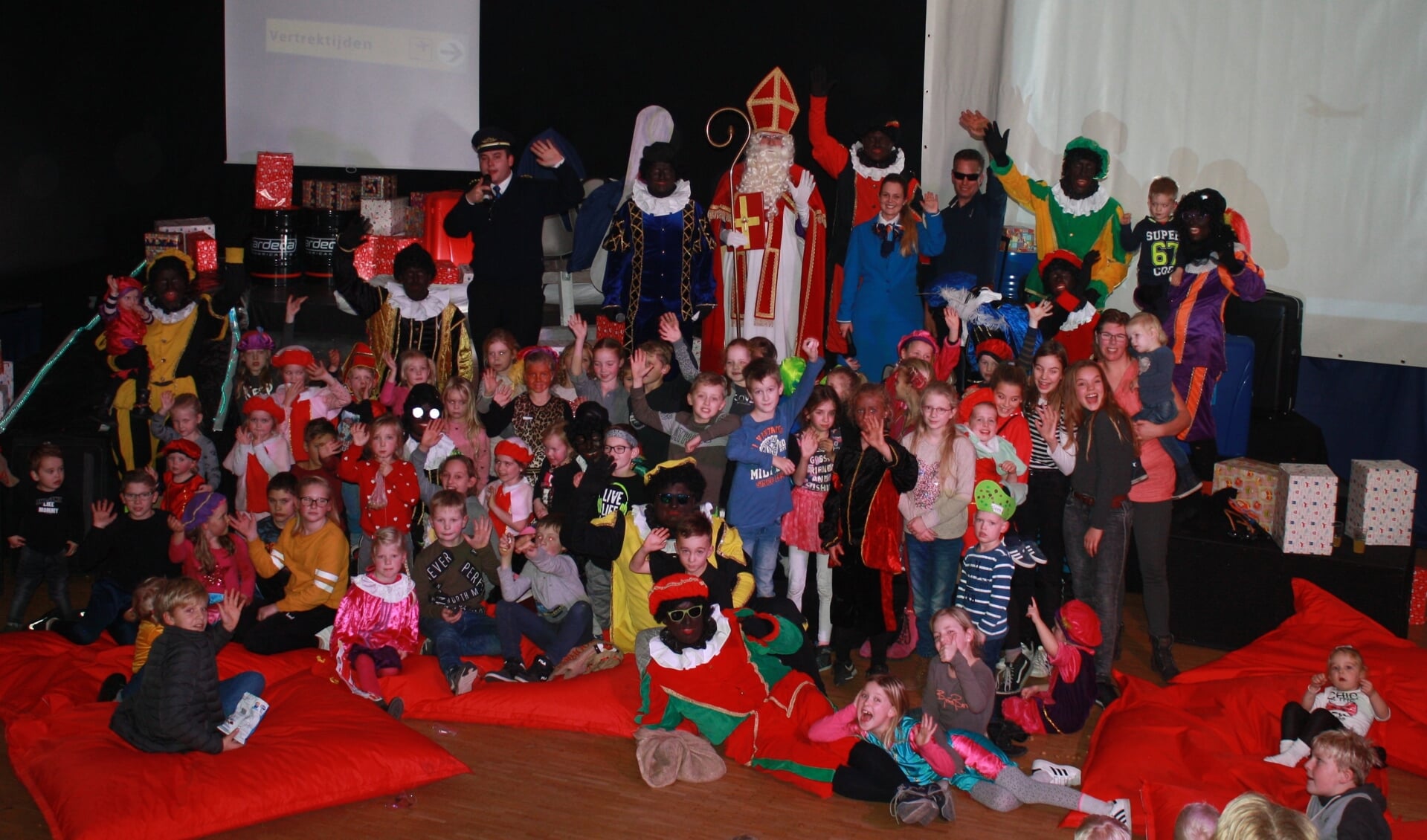 Sinterklaas had in Drempt heel wat kleine fans. Foto: PR