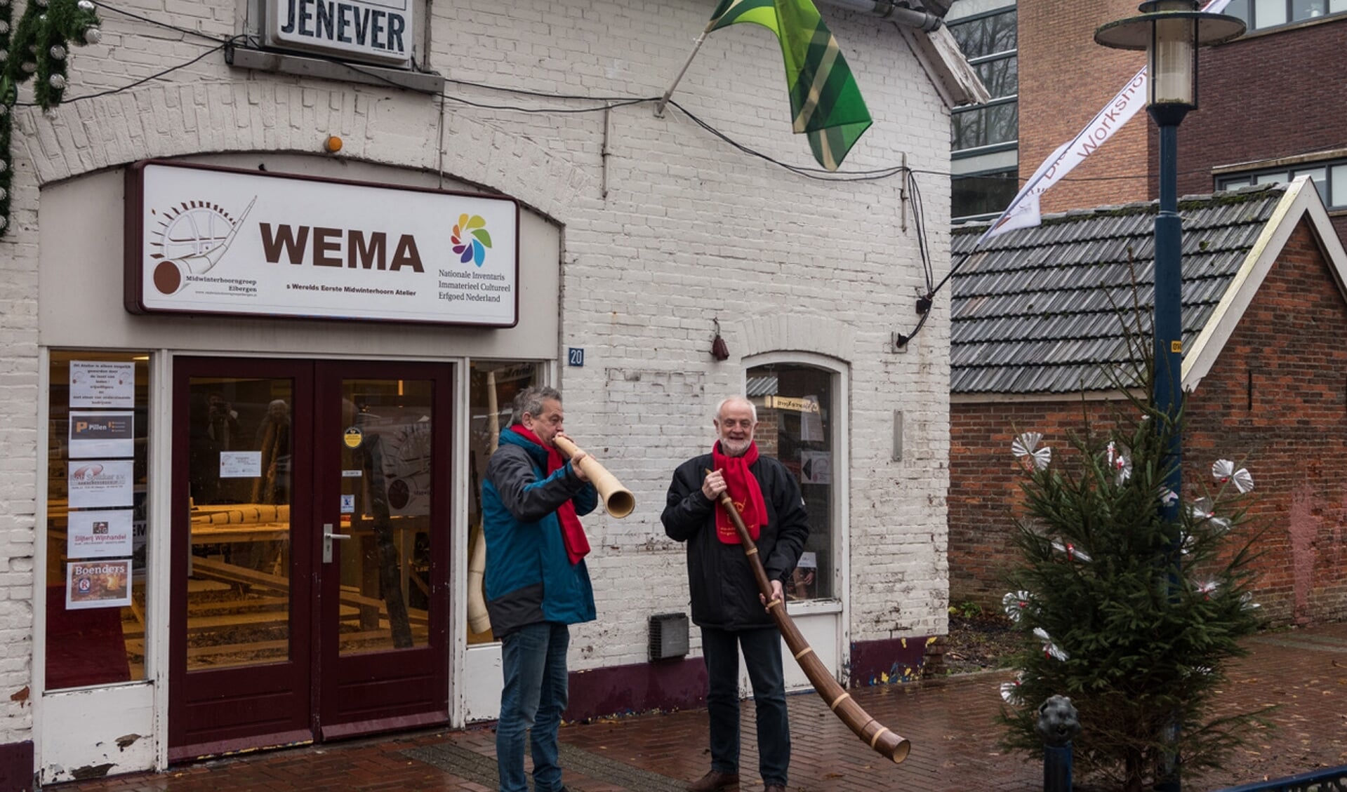 Geert van der Veer en Gerrit Keuper voor het WEMA-gebouw. Foto: PR