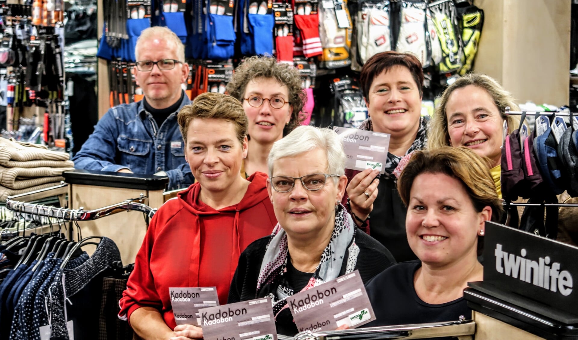 De winnaars van de Sinterklaasactie van Roozegaarde Sport en Mode. Op de achtergrond eigenaar André Riefel. Foto: Luuk Stam