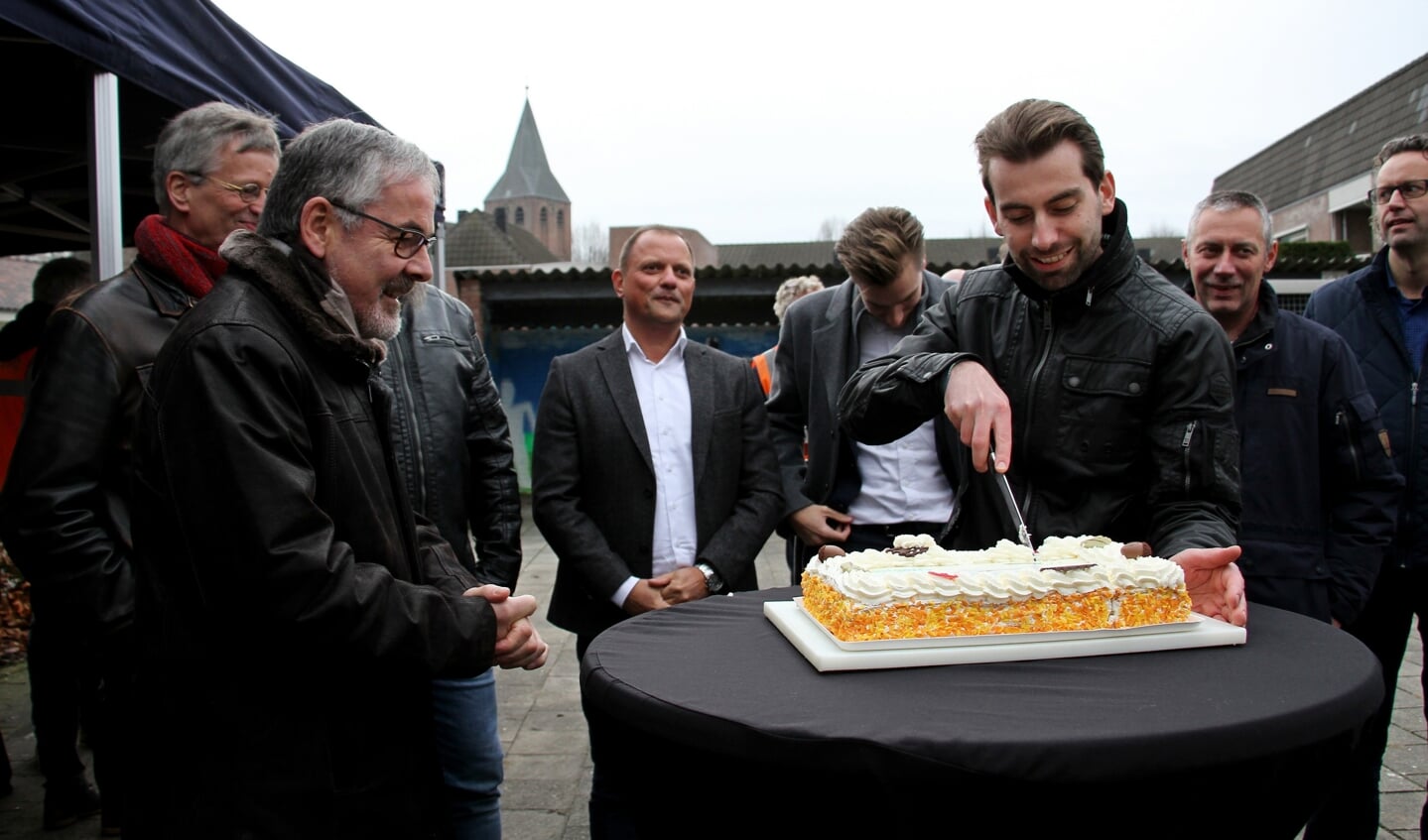 Paul Hofman snijdt taart voor de ingebruikname van de eerste slimme led armatuur in de gemeente Bronckhorst. Foto: Liesbeth Spaansen