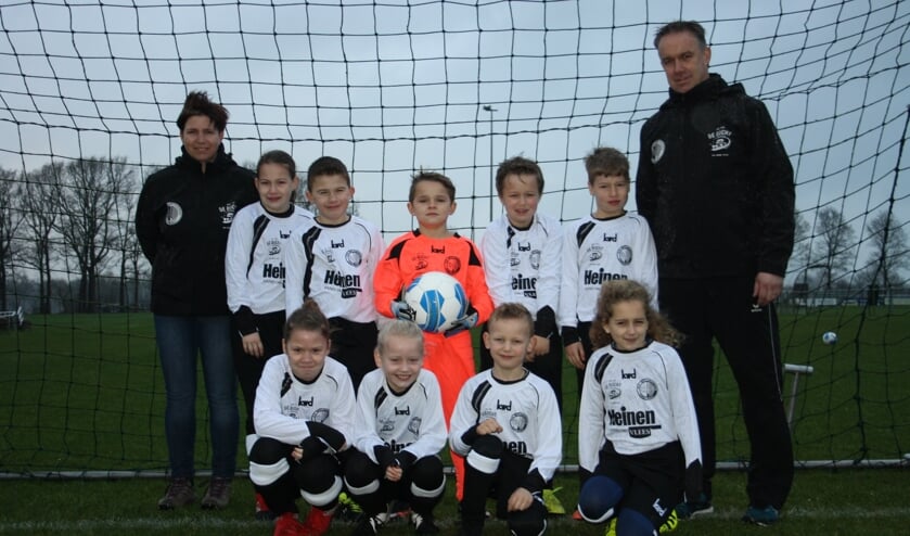 De spelers van JO9 kregen het tenue van sponsor Heinen Vlees. Foto: PR