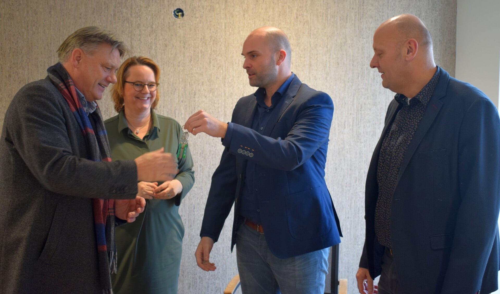 André Endeman, Ingeborg Meijer, Koen van Hal, van Klaassen Groep, en Jaap Spreij tijdens de sleuteloverdracht. Foto: Jeroen Garritsen