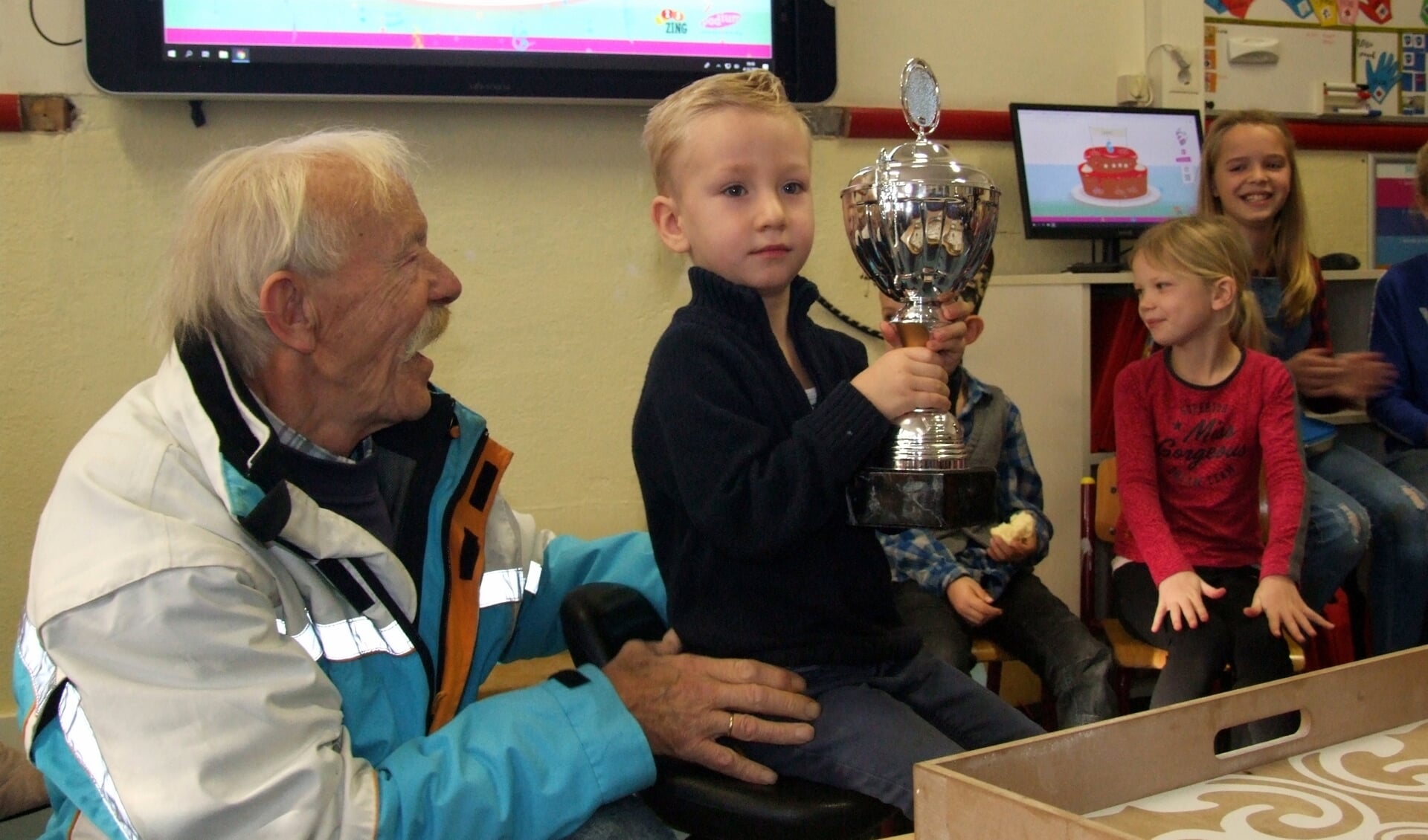 De wisselbeker werd uitgereikt aan de jongste leerling van de school. Foto: Tonnie Voortman 