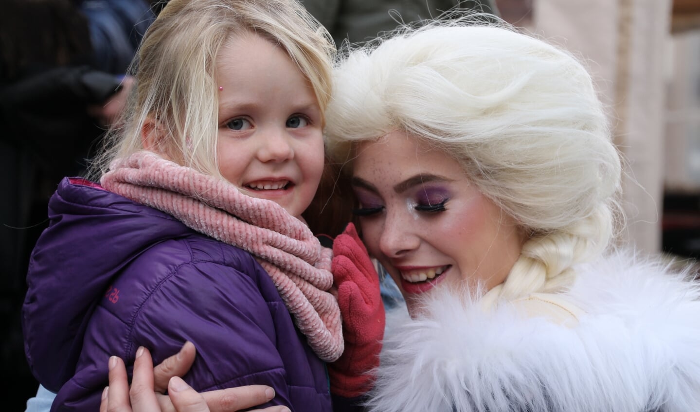Britt Raben krijgt een knuffel van ijsprinses Elsa. Foto: Jos Betting