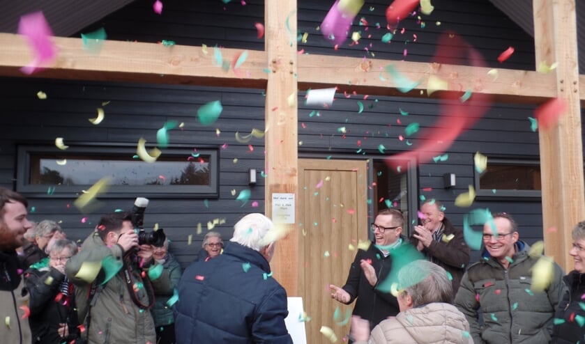 Piet en Riek Vliem openden samen met wethouder Willem Buunk op feestelijke wijze de twee nieuwe vakantiewoningen. Foto: Jan Hendriksen