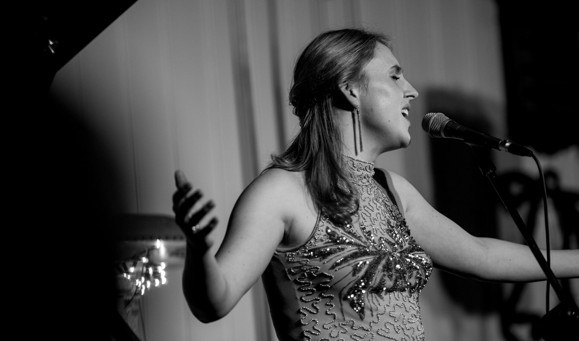 Jazz-talent Lizzy Ossevoort in kasteel Huis Bergh. Foto: Simon Schutter