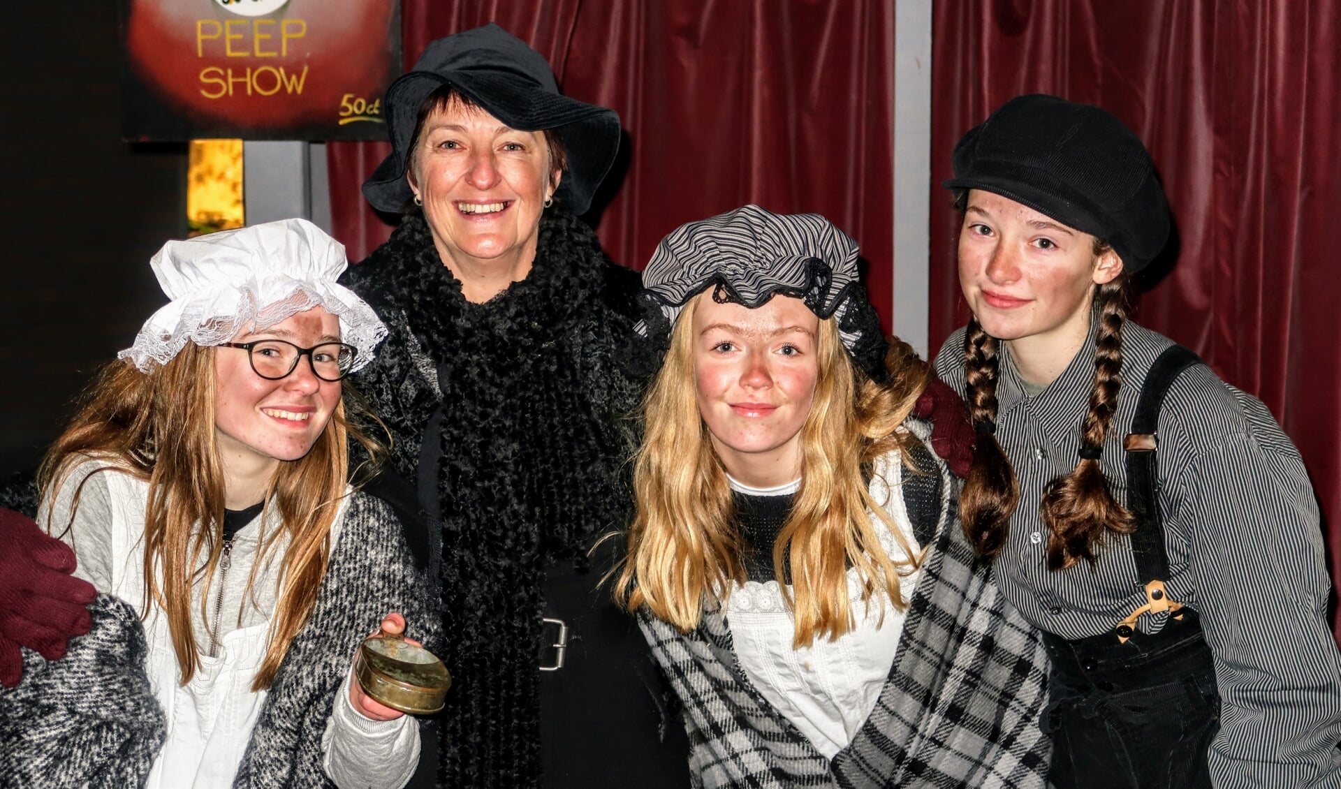 De stijl van schrijver Charles Dickens kwam overal terug tijdens het Winters Pleinenfeest in Hengelo. Foto: Luuk Stam