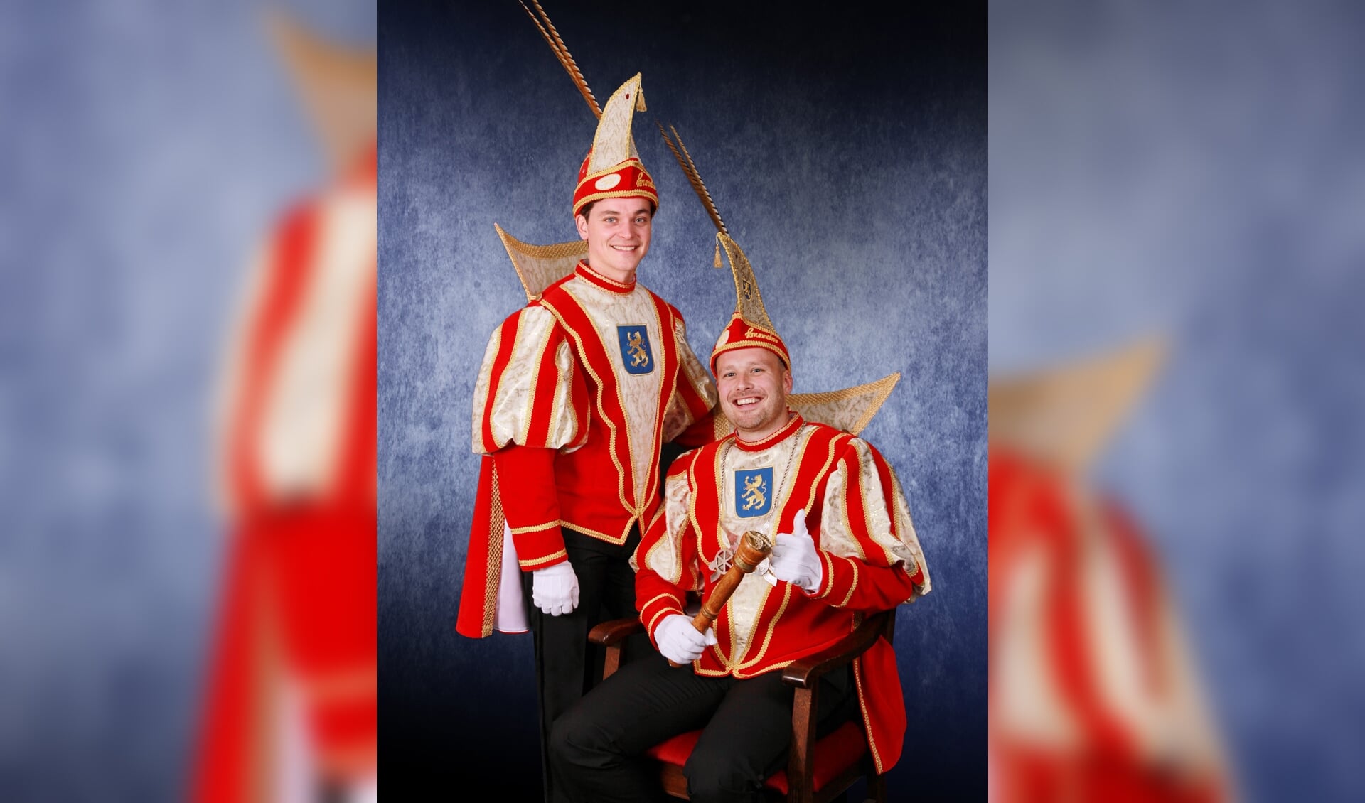 Zittend prins Ivo I en staand adjudant Mark van CV De Knunnekes tijdens de carnavalscampagne 2018-2019. Foto: PR CV De Knunnekes