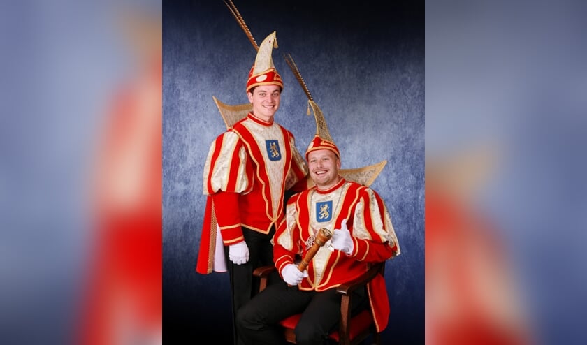Zittend prins Ivo I en staand adjudant Mark van CV De Knunnekes tijdens de carnavalscampagne 2018-2019. Foto: PR CV De Knunnekes