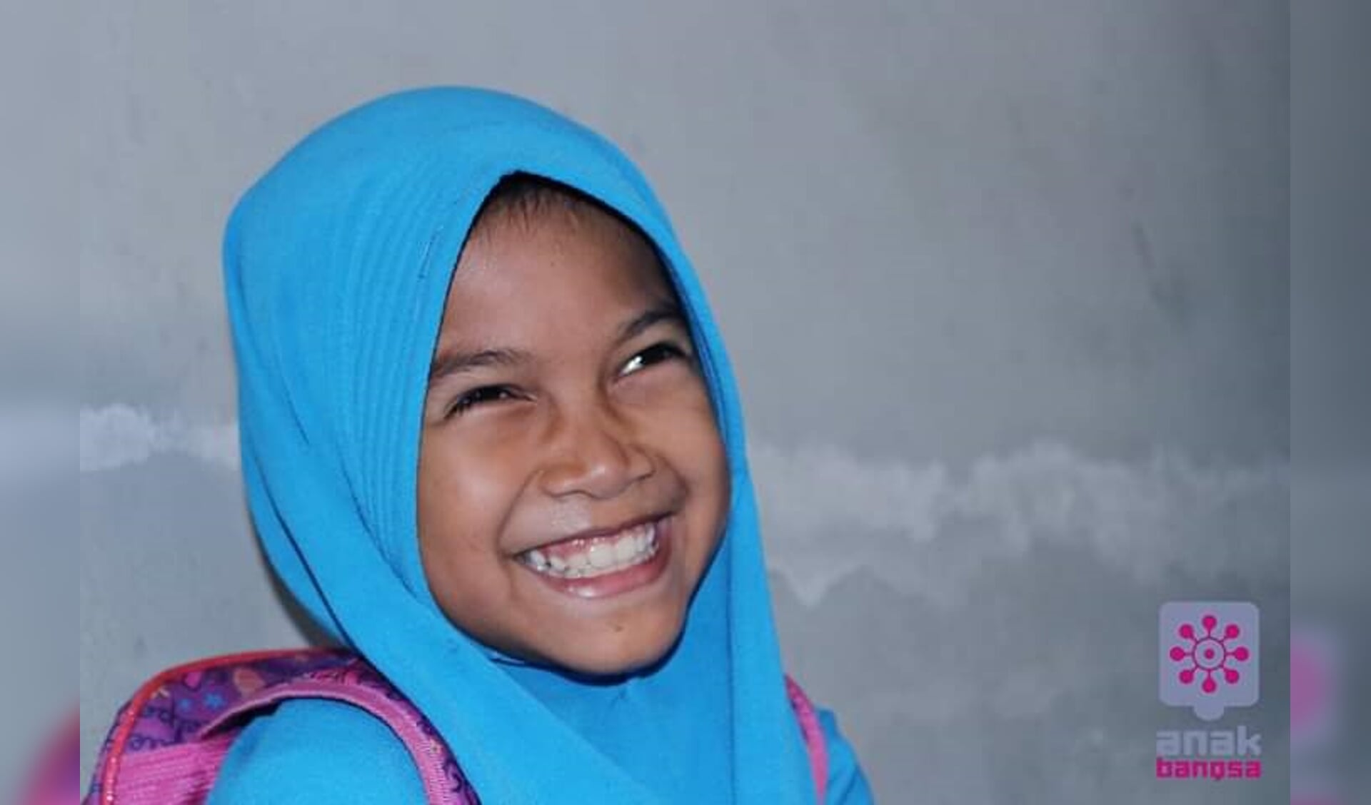 Sofia is overduidelijk blij dat ze naar school mag. Foto: PR
