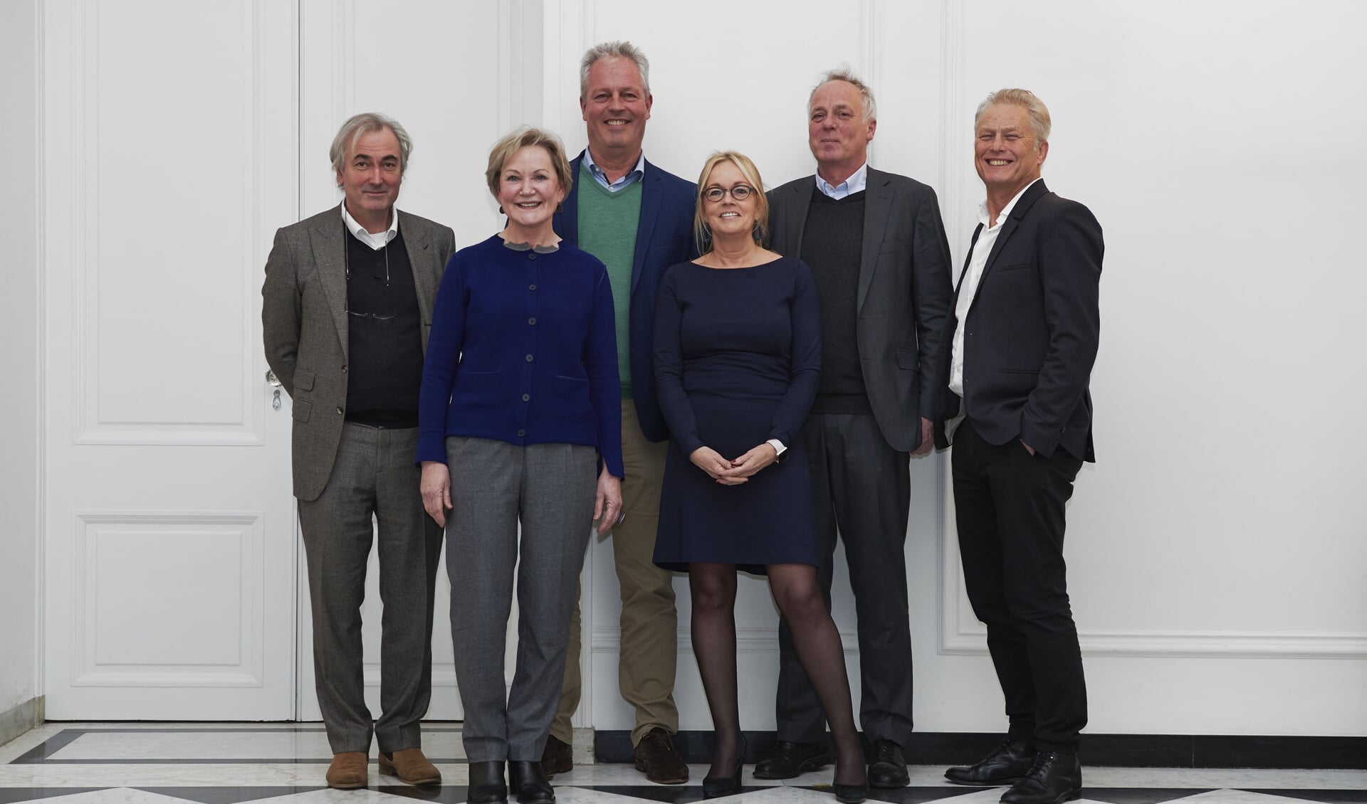 Het nieuwe bestuur met v.l.n.r.: Marc à Campo, Nel Viersen (voorzitter),  Maarten van Oostveen (penningmeester), Marieke Schriks, Herman Krans (secretaris) en Wouter Hooijmans. Foto: Dik Windhouwer
