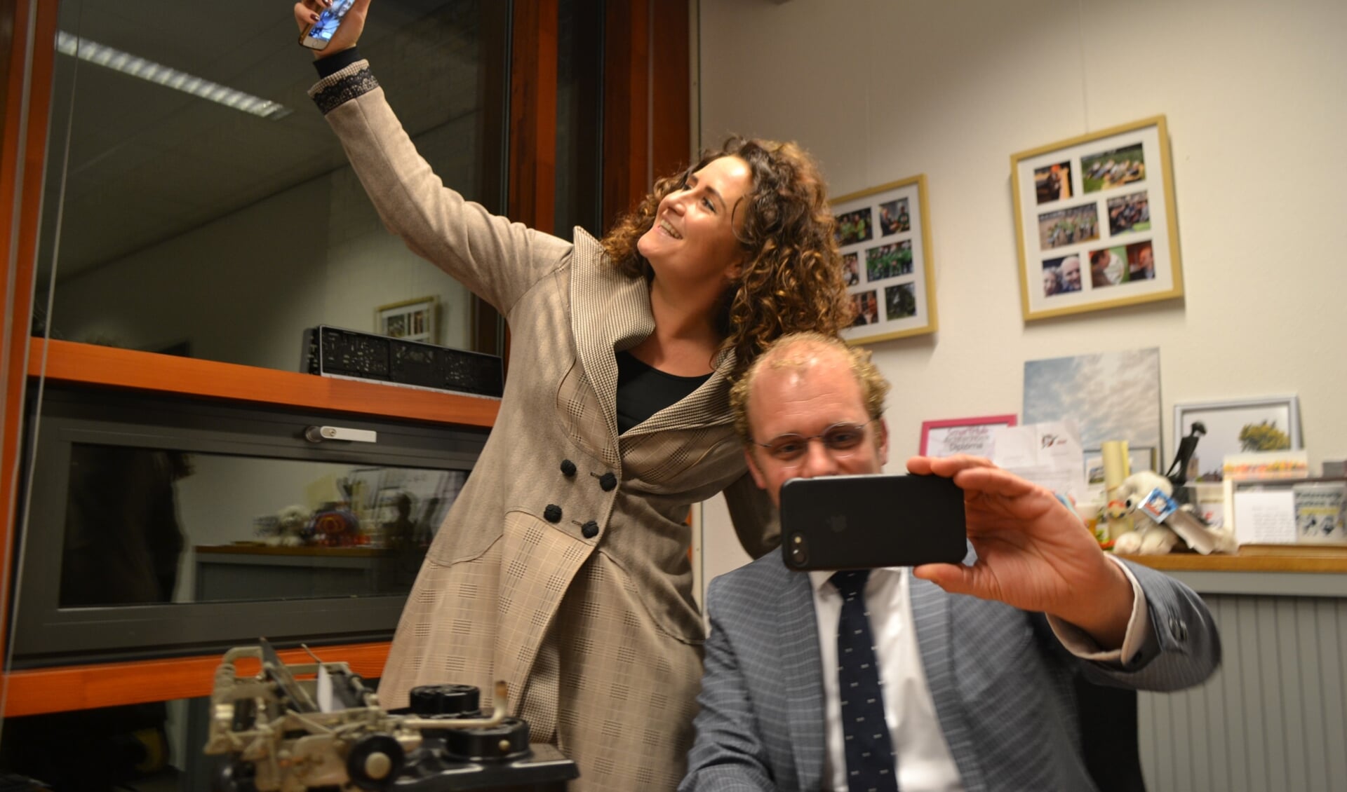 Chantal Hulst en Burgemeester Bengevoord gebruiken hun mobiel voor een selfie voor op social media. Foto: Leander Grooten