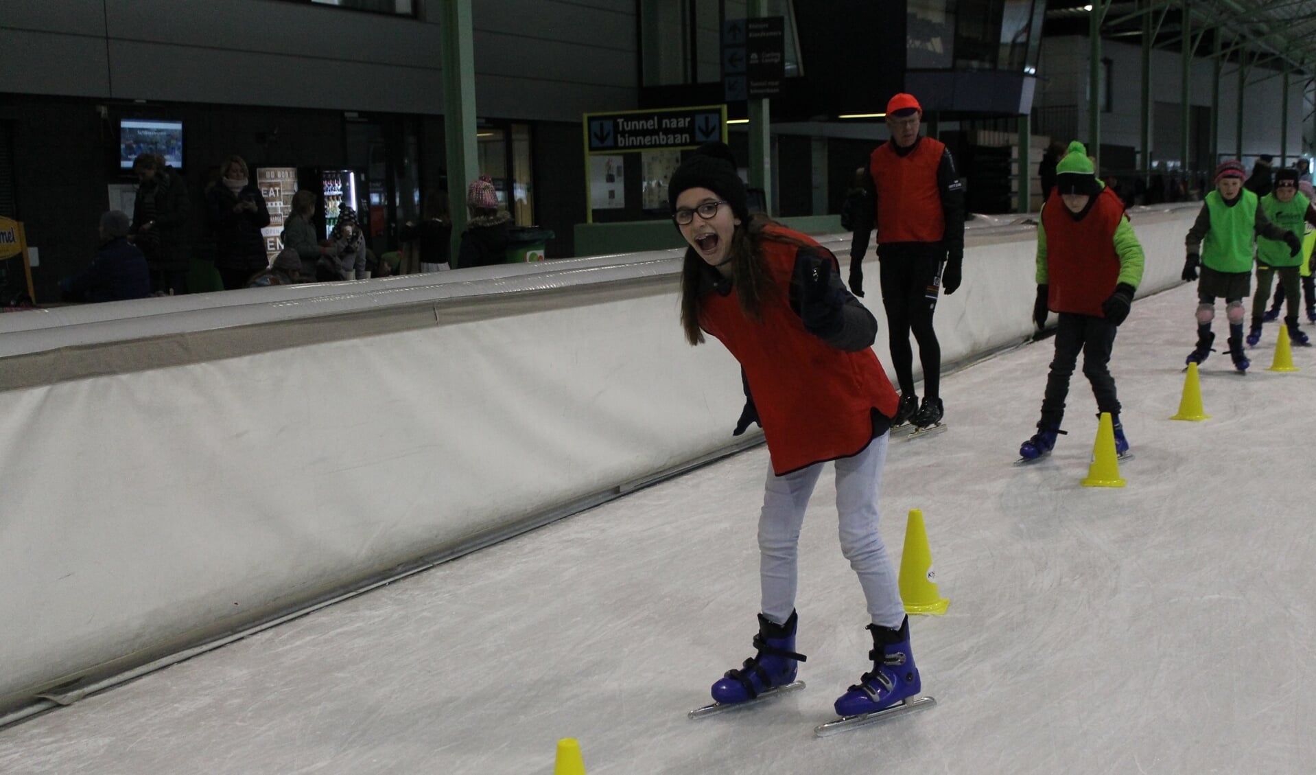Deze jongedame beleeft duidelijk veel plezier aan de schaatslessen. Foto: PR
