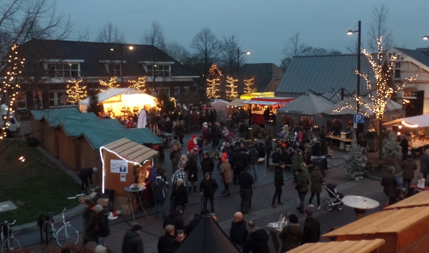 Er kwamen zaterdag ondanks de kou ruim 1000 bezoekers naar de Vordense Kerstmarkt zo bleek uit metingen. De bezoekers bleven wel wat korter. Foto: Jan Hendriksen
