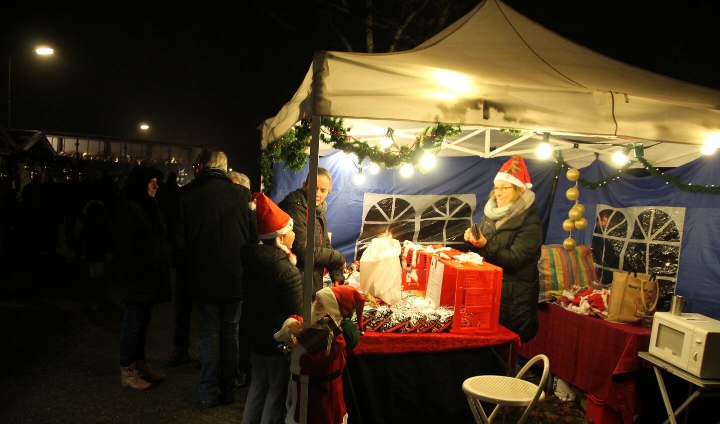 Gezellige stalletjes brengen de bezoekers al echt in kerststemming. Foto: Annekée Cuppers