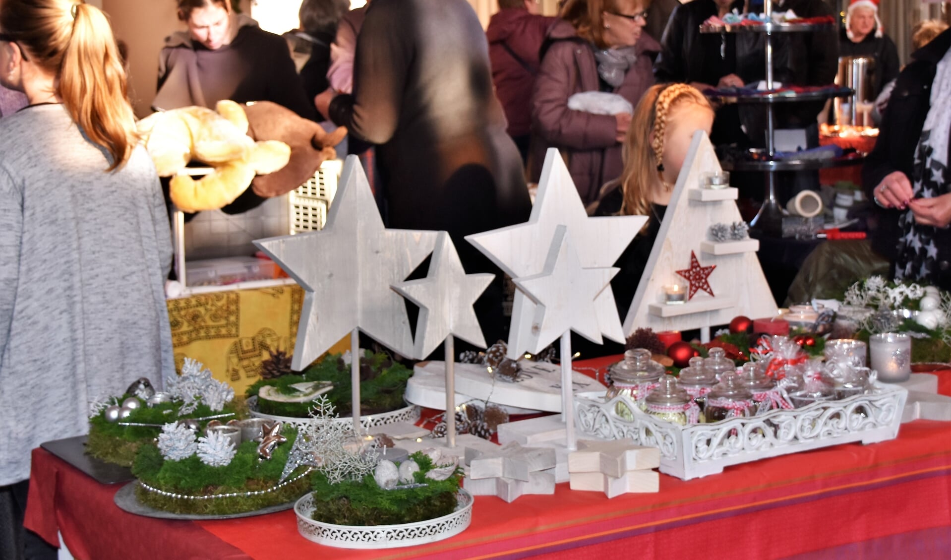 Ook dit jaar weer een diversiteit aan producten tijdens de Baakse kerstmarkt in het Martinushuus. Foto: Alice Rouwhorst