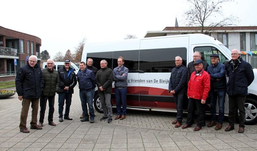 De trotse Vrienden van de Bleijke bij hun nieuwe bus. Foto: Liesbeth Spaansen