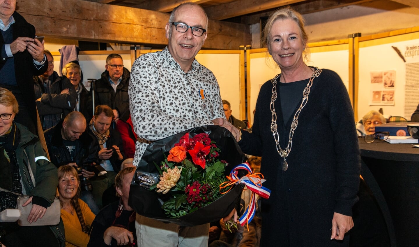 Dirk-Jan Abelskamp ontving de koninklijke onderscheiding uit handen van burgemeester Annemieke Vermeulen. Foto: Henk Derksen