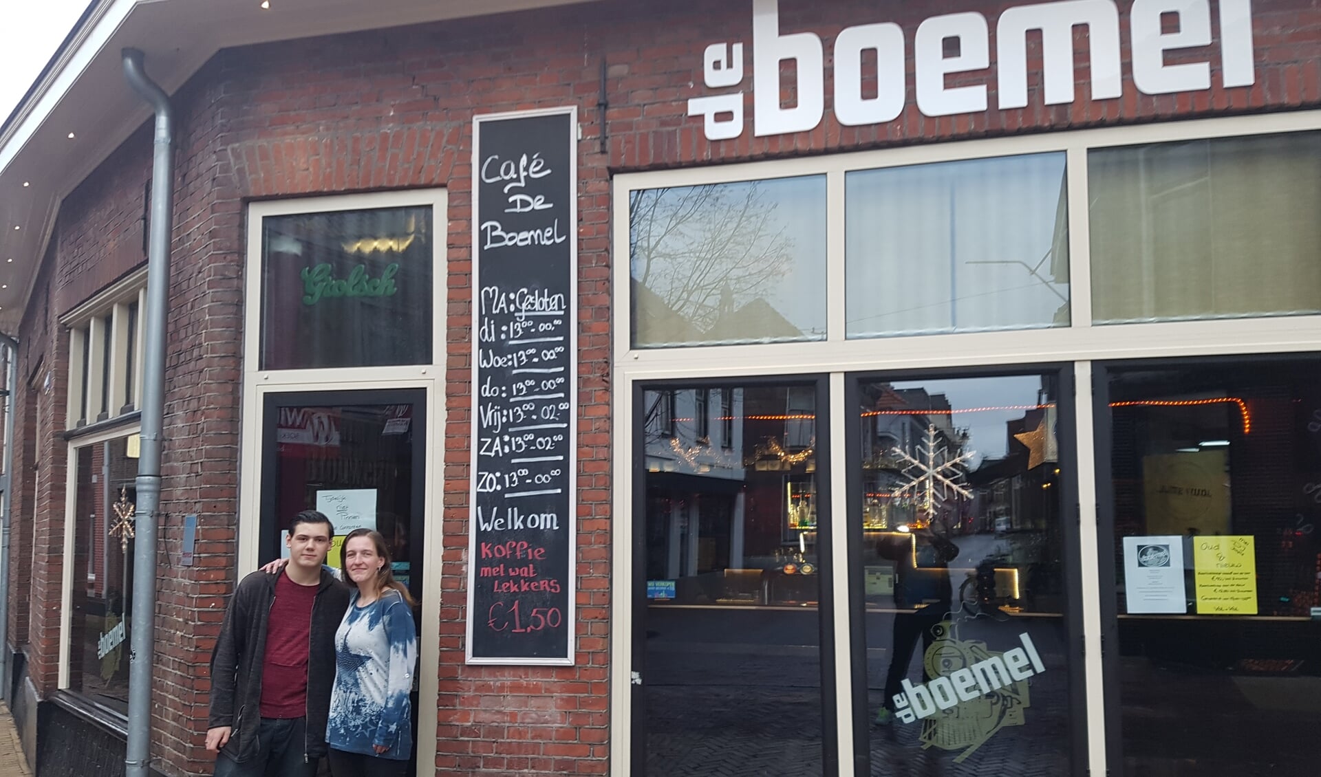 Uitbaatster Daniella van Druten samen met haar zoon Jeremy voor café De Boemel in Groenlo. Foto: Kyra Broshuis