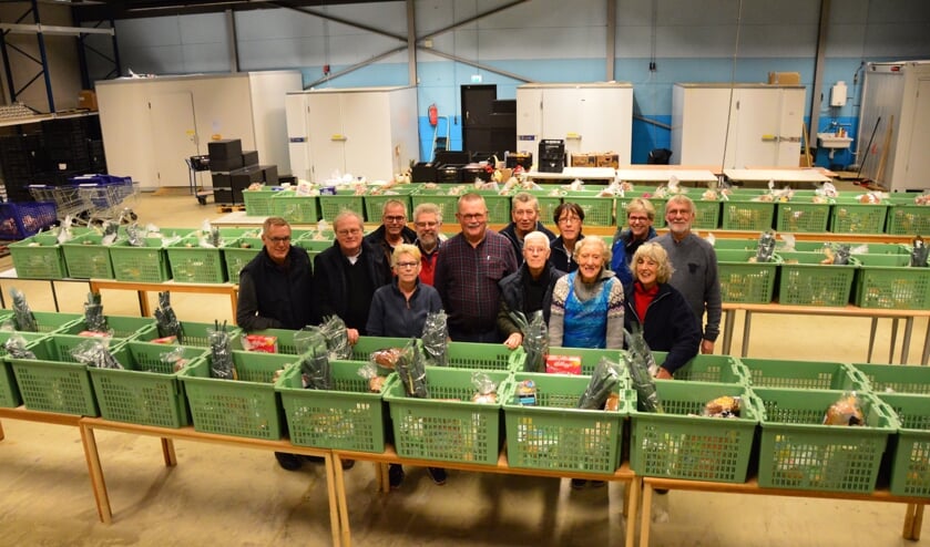 Derk Jansen (in geruit overhemd) te midden van zijn collega-vrijwilligers in de Zutphense Voedselbank. Foto: Alize Hillebrink