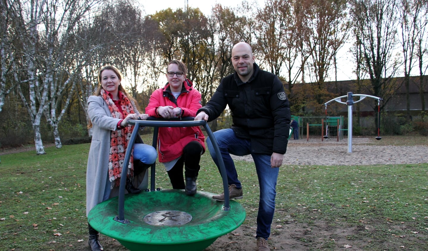 Petra Blom, Elly Loskamp en Marnix Schoppers staan rondom de nieuwe carrousel. Foto: Liesbeth Spaansen