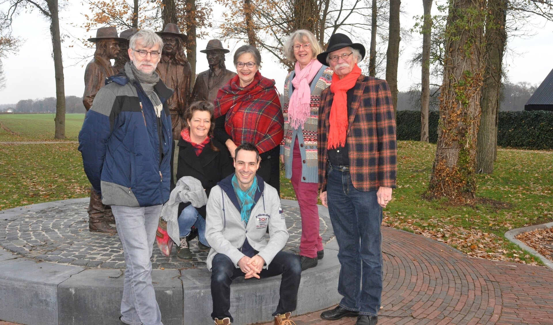 Het team van de kunst4daagse (v.r.n.l.) Han, Hilda, Anneke, (zittend) Hans, Sigrid, Luc en Normaal op de achtergrond. Foto: Floris Hazemeijer