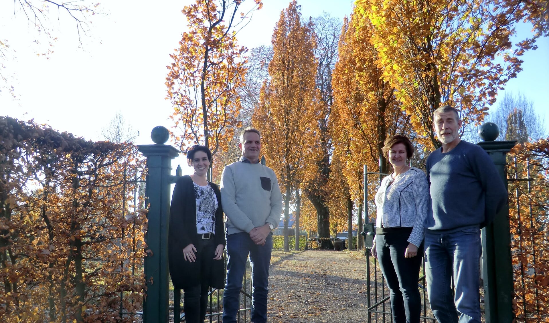 Sonja Vink, Wim Lammers, Petra van Eldik en Henny Dalenoord (vlnr) bij Begraaf- en Gedenkpark Rentinkkamp. Foto: Walter Hobelman