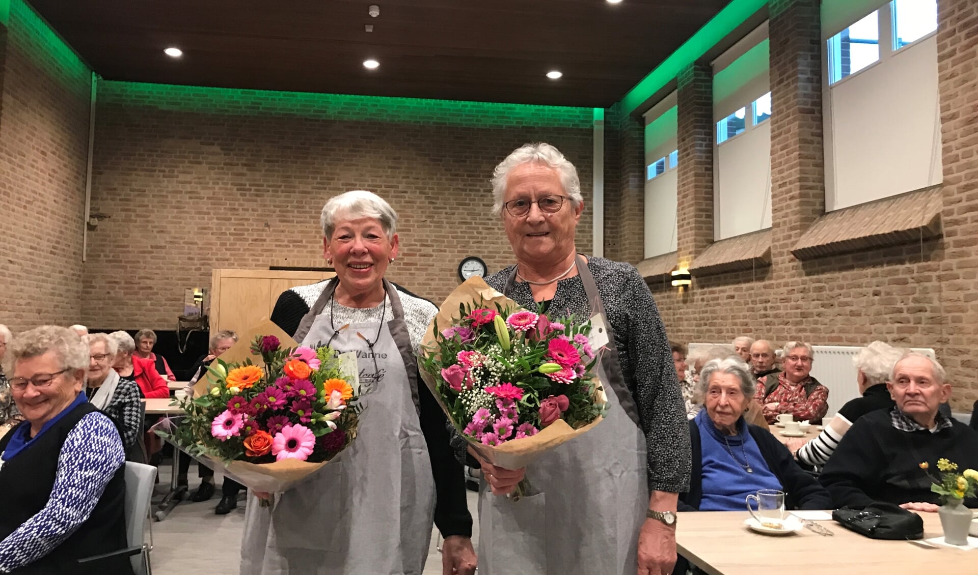 Ria Cornelissen en Marietje Stegers ontvingen in Beltrum een bloemetje. Foto: PR