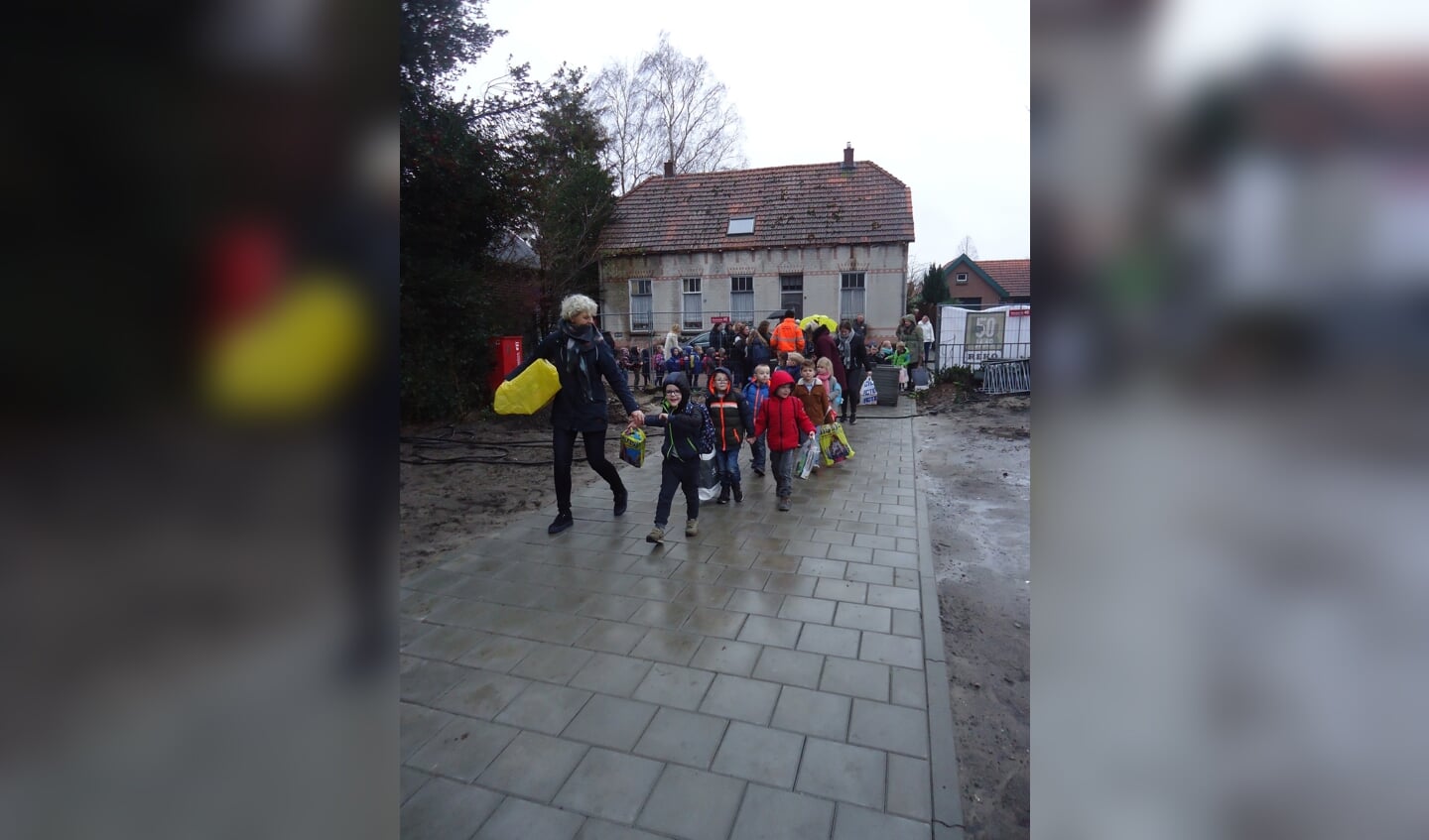 Kinderen mochten hun spullen naar de nieuwe plek brengen. Foto:Henk ter Horst