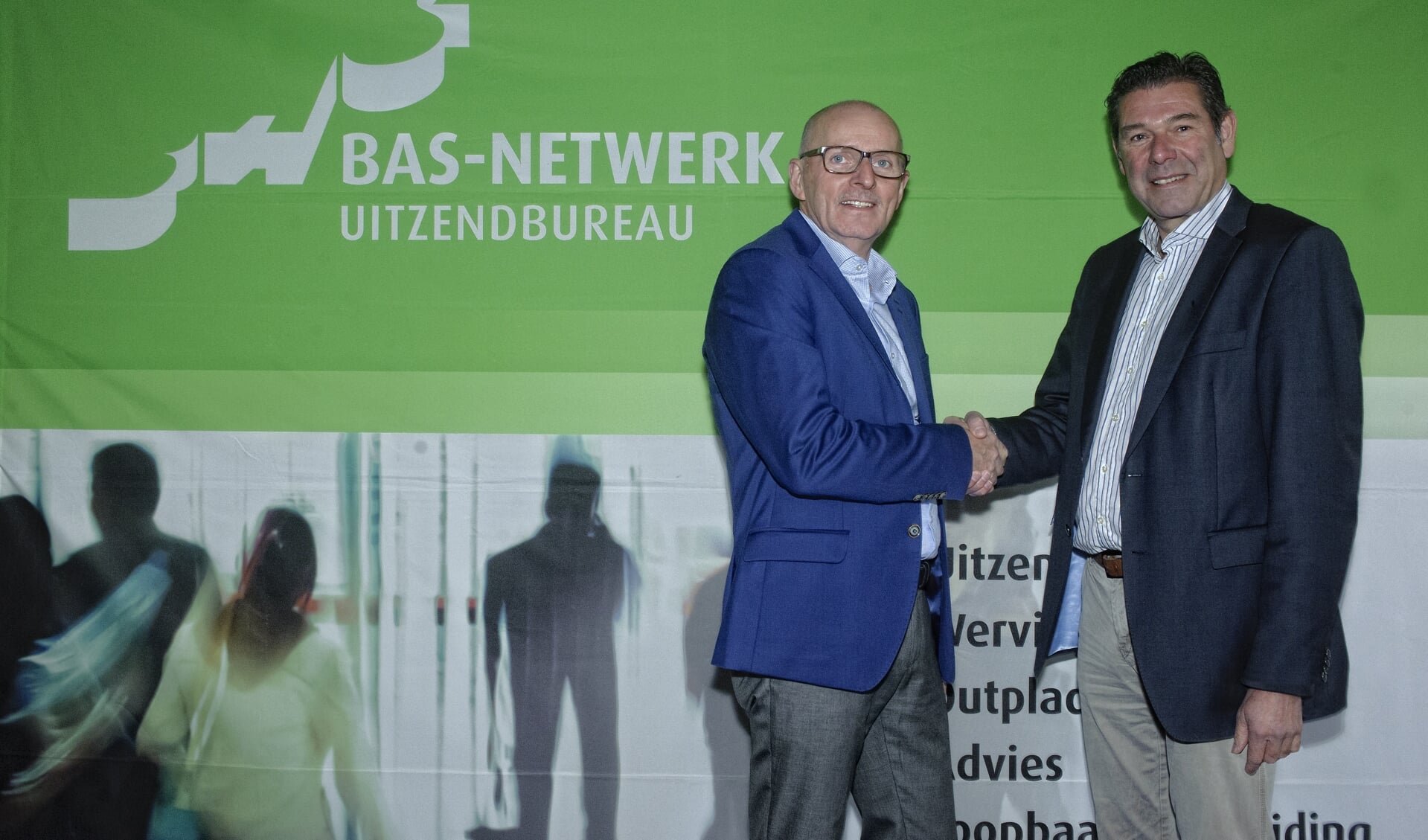 Jan Spekschoor (links)  feliciteert Jan Derks met de overname van BAS-Netwerk bv. Foto: Han te Hennepe 
