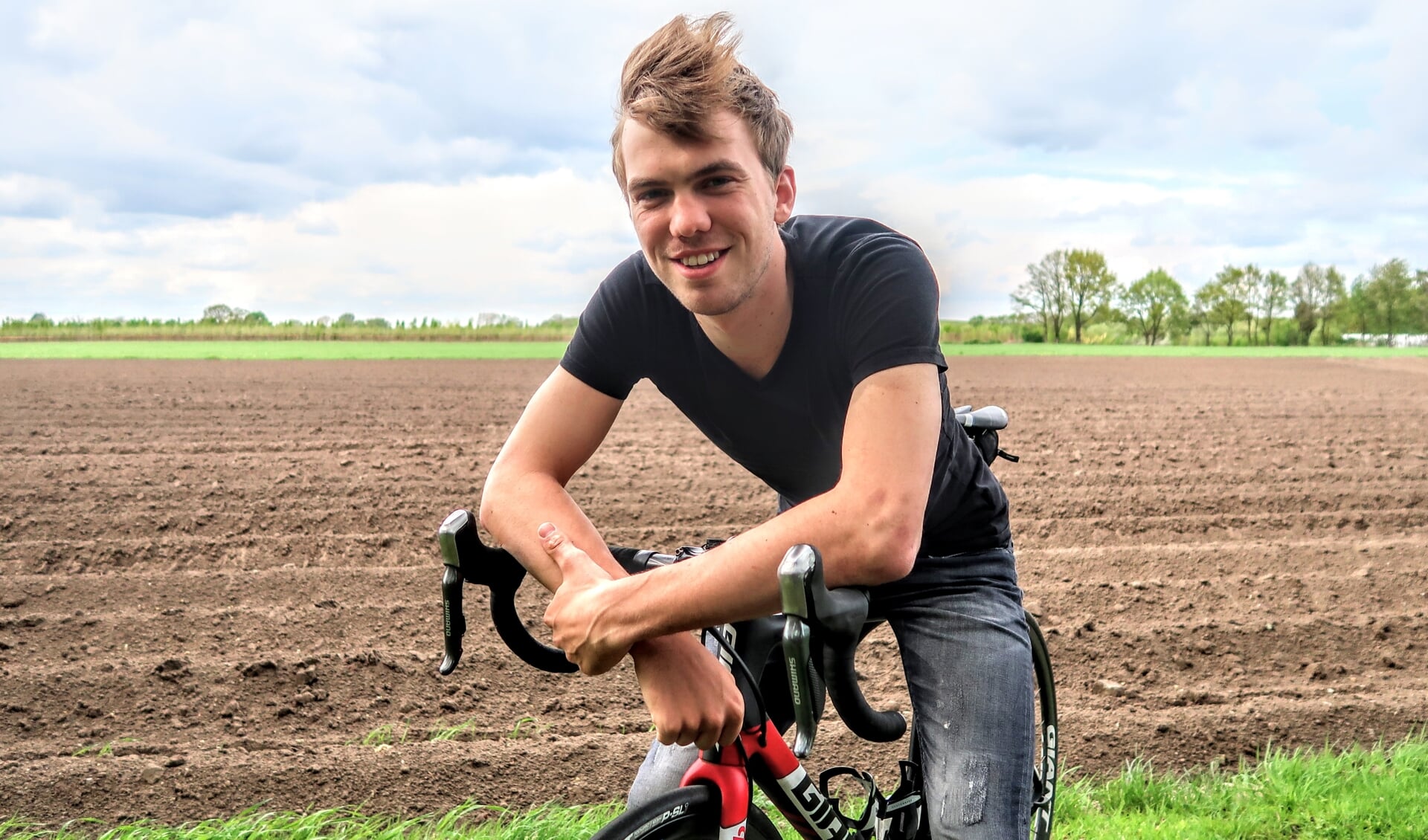 Veldrijder en wielrenner Joris Nieuwenhuis uit Zelhem traint graag in zijn eigen thuisregio. Foto: Luuk Stam