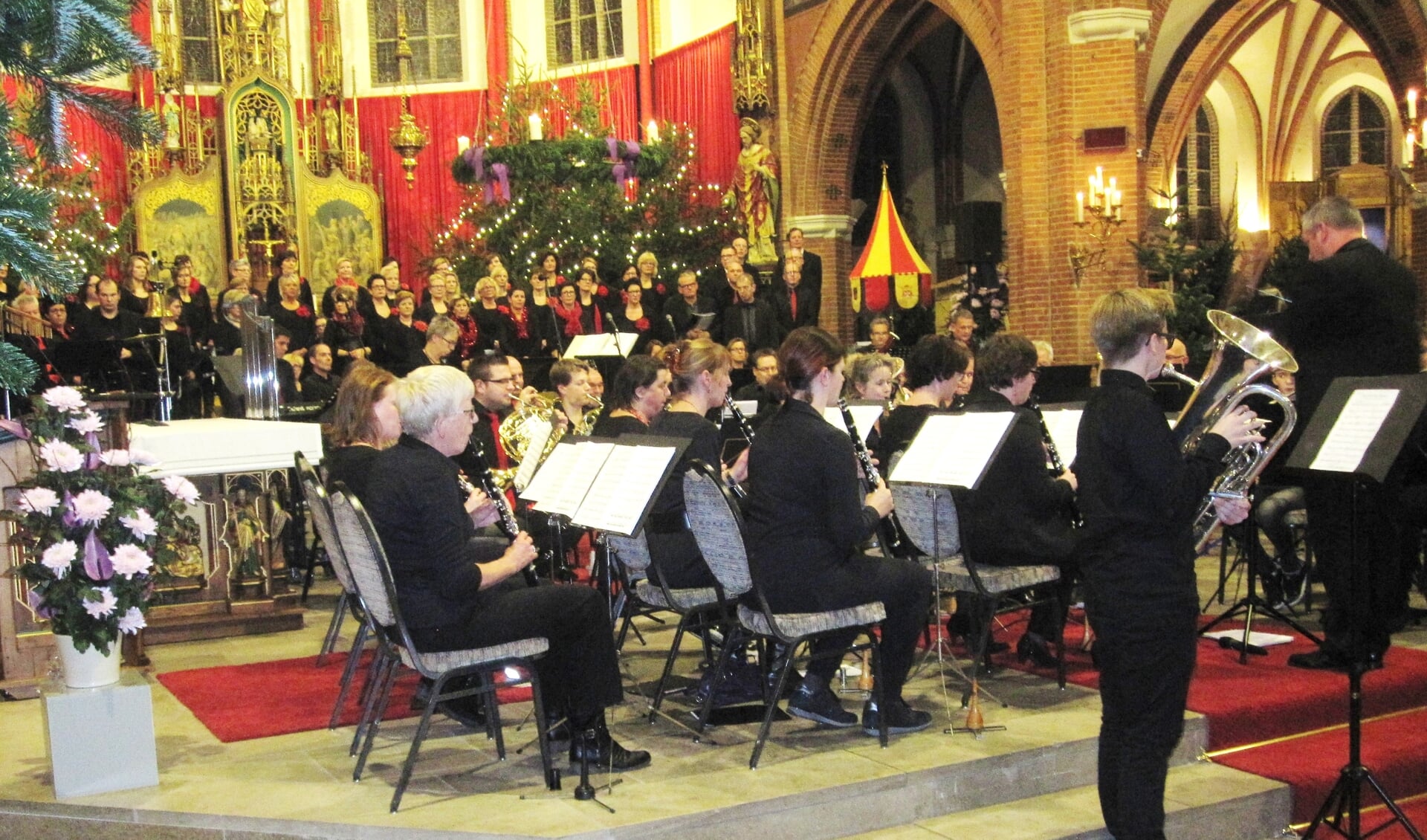 Muziekvereniging Groenlo tijdens een eerder verzorgd concert, samen met Vocales in de Calixtusbasiliek. Foto: Theo Huijskes