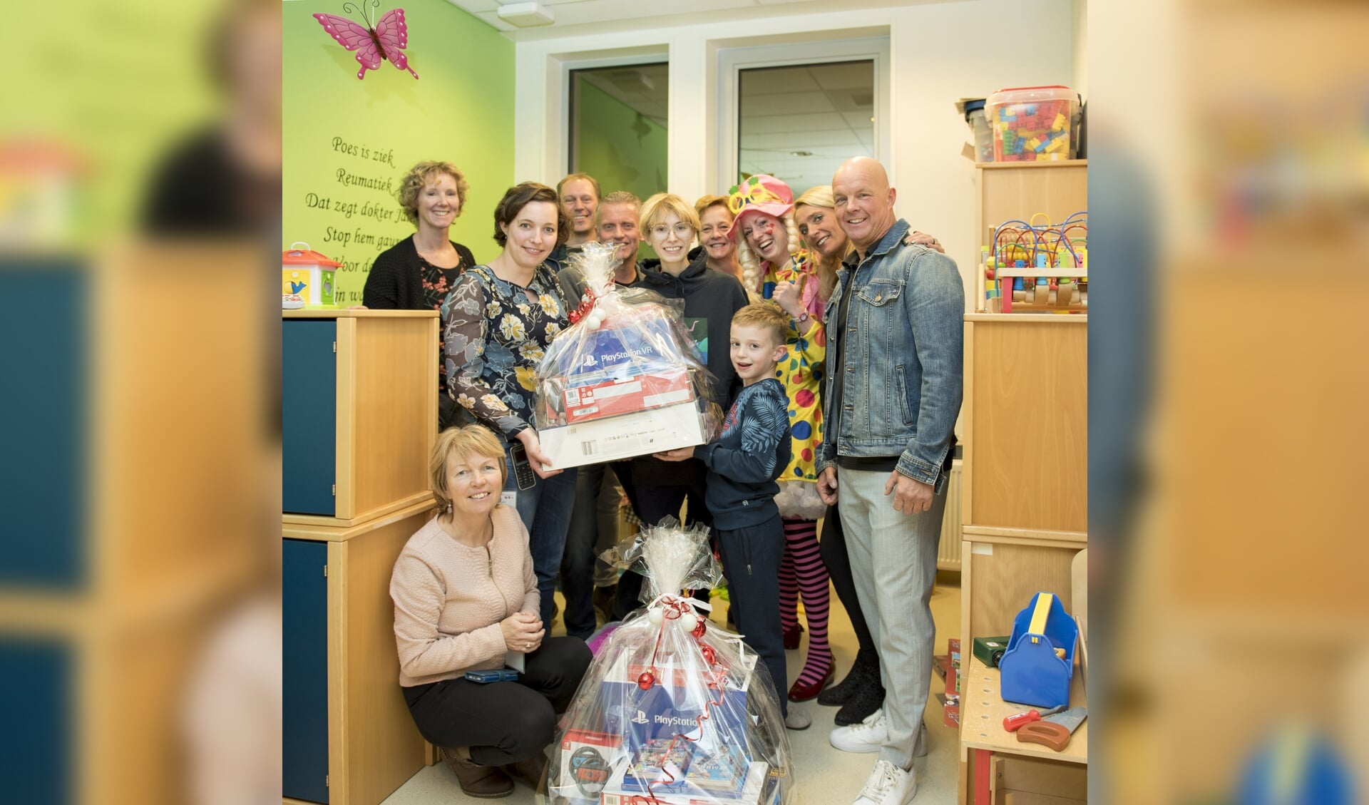 Rocky Fit Running Team overhandigt cadeaus aan patiënt op de kinderafdeling in Gelre Zutphen. Foto: PR