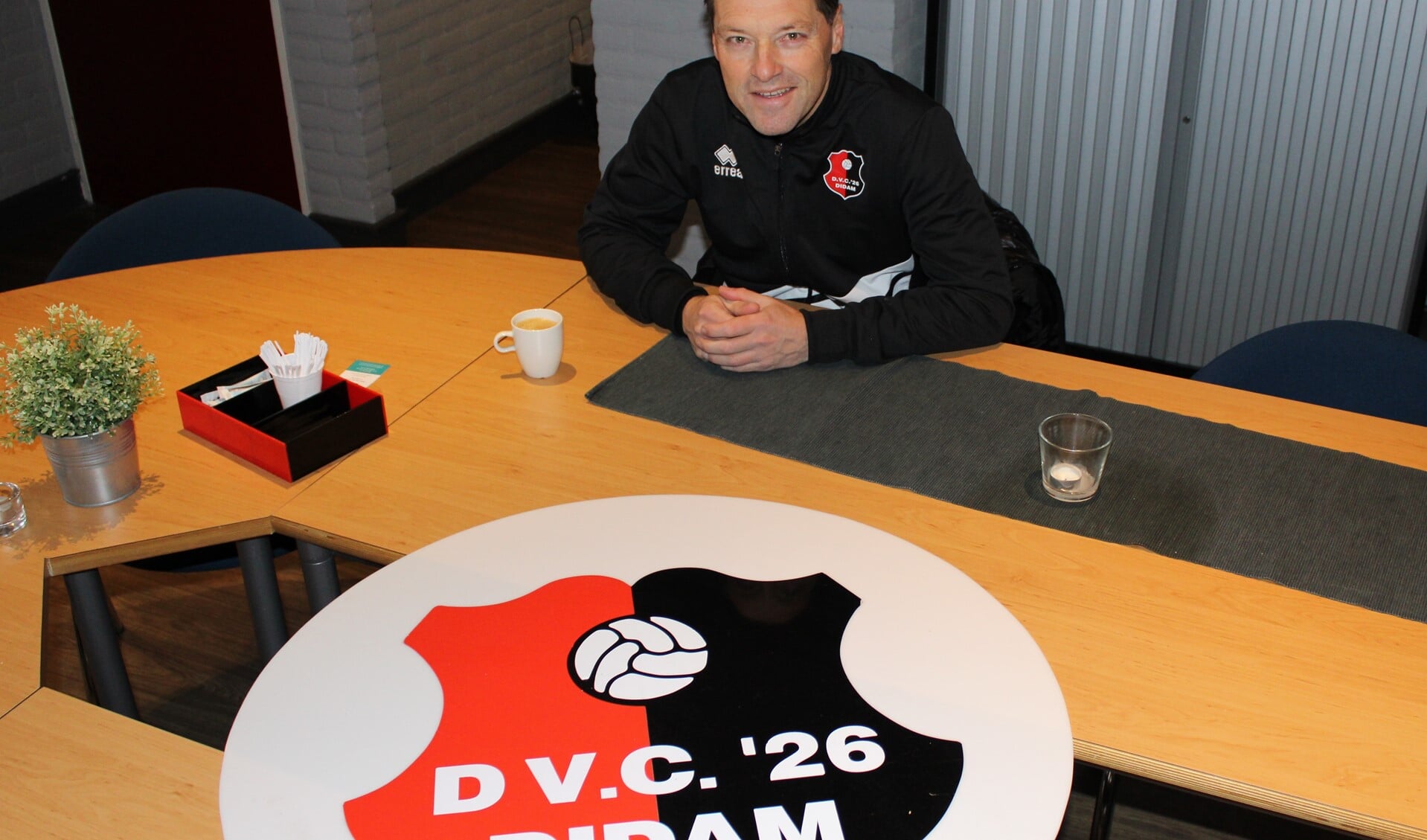 DVC'26 trainer Jan Oosterhuis wil met zijn DVC omhoogkijken. Foto: John van der Kamp