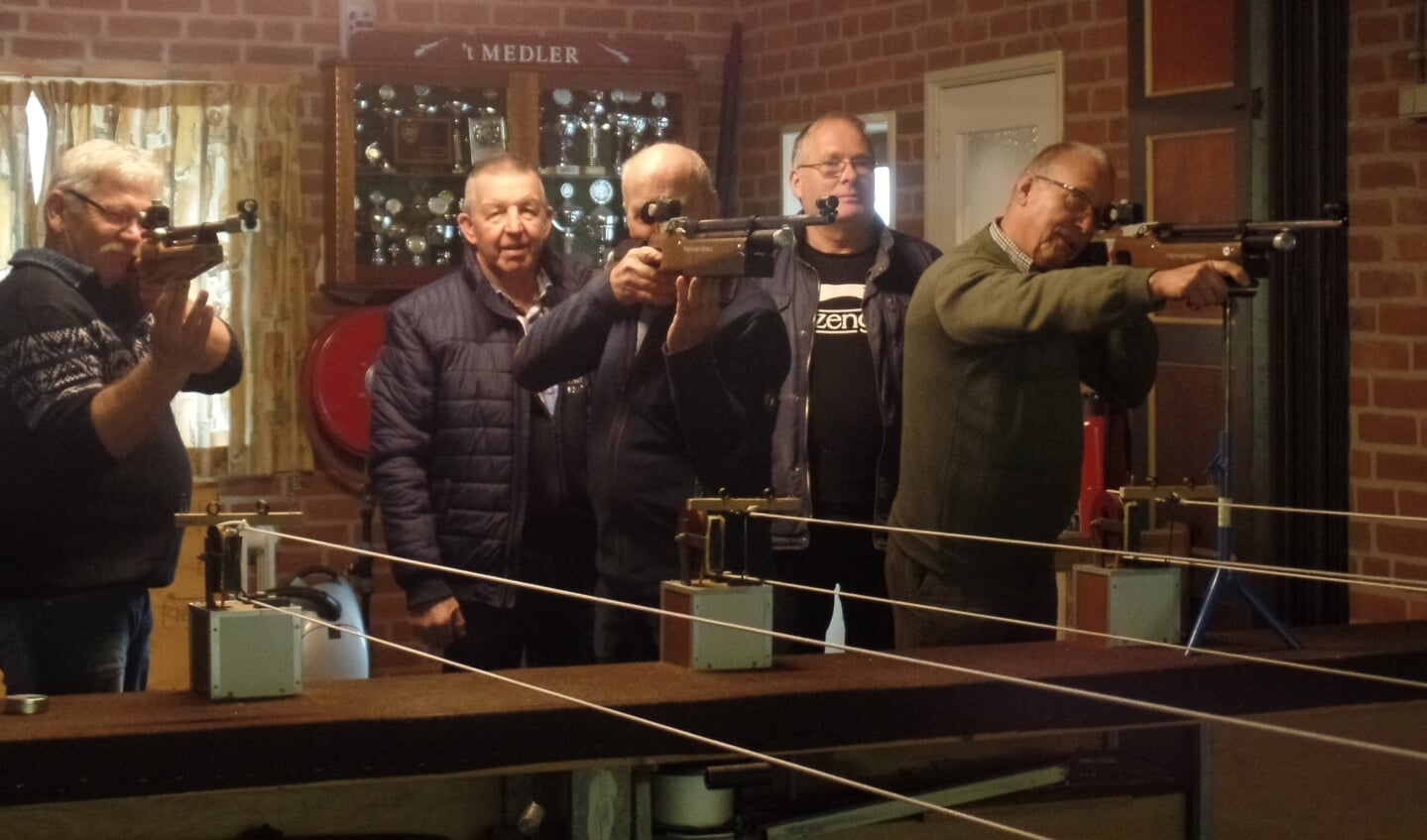 Onder toeziend oog van Henk Nijland en Wim Lebbink (achter) schieten Bennie Bokstart, Reini Groot Nuelend en Gerrit Nijenhuis met hun luchtgeweren op de roos. (v.l.n.r.) Foto: Jan Hendriksen.