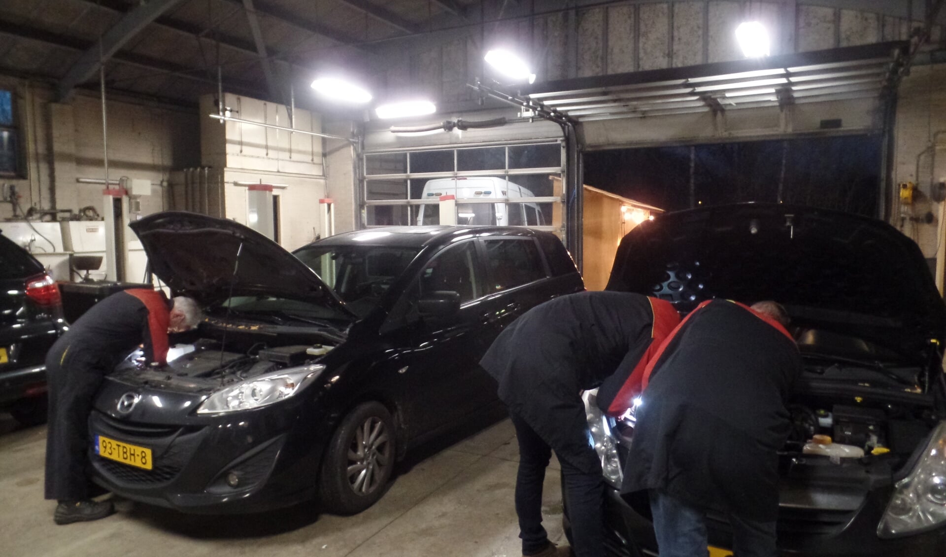 Medewerkers van autobedrijf Klein Brinke repareerden tijdens de controle kosteloos de defecte lichten van de auto's. Foto: Jan Hendriksen