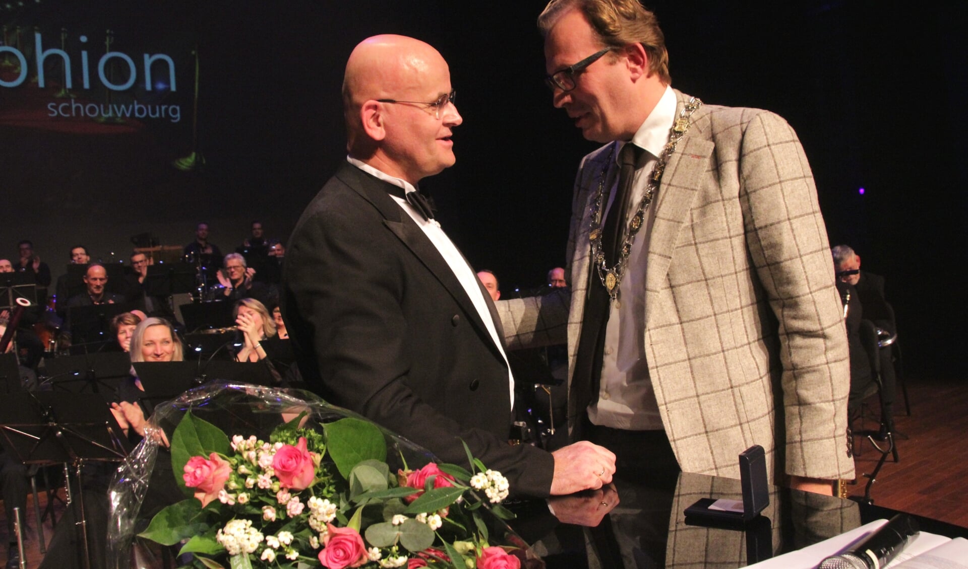 Joop Boerstoel ontving uit handen van burgemeester Mark Boumans de zilveren eremedaille van de gemeente Doetinchem. Foto: PR. 