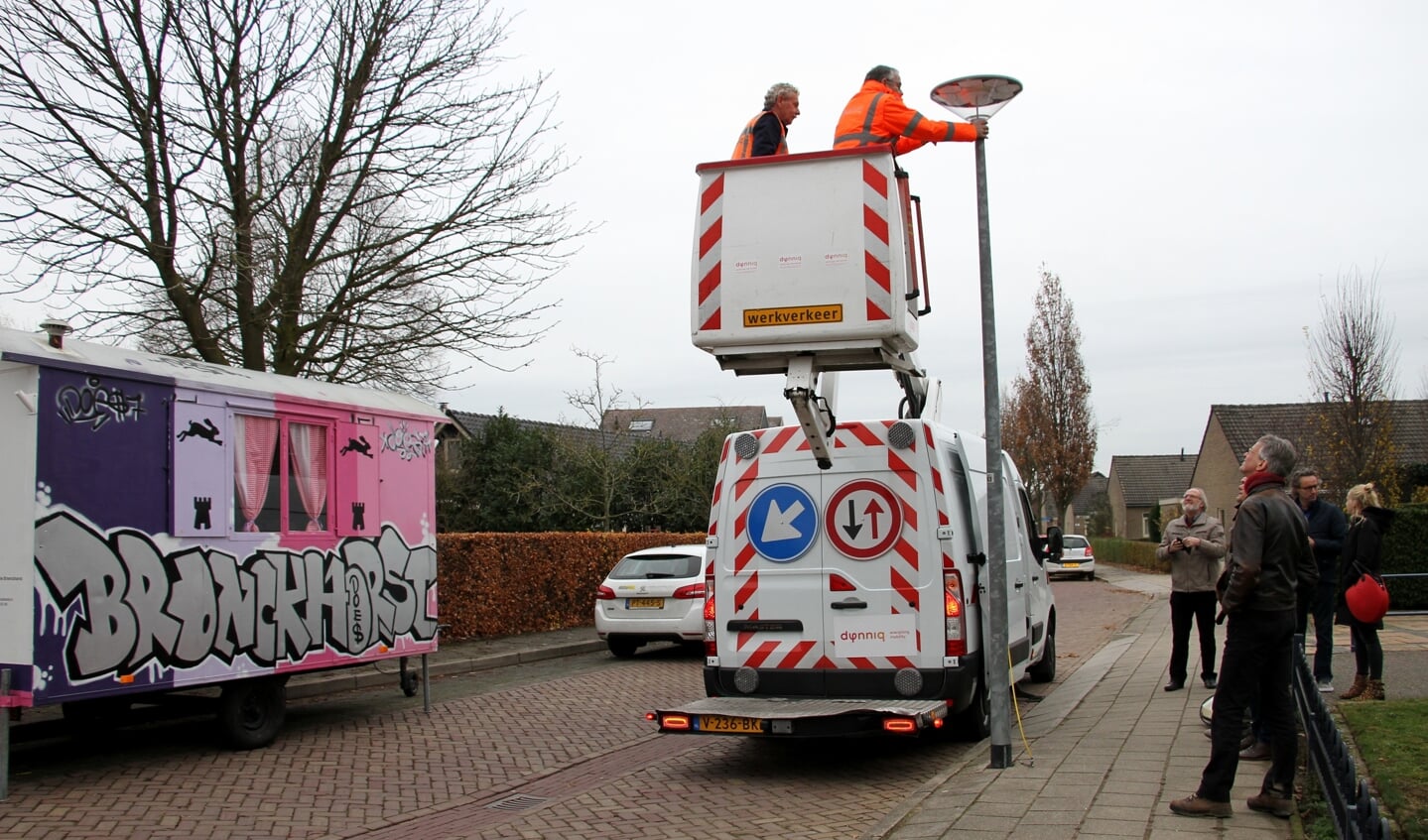 Aanbrengen van eerste slimme ledverlichting in de gemeente Bronckhorst in Steenderen. Foto: Liesbeth Spaansen