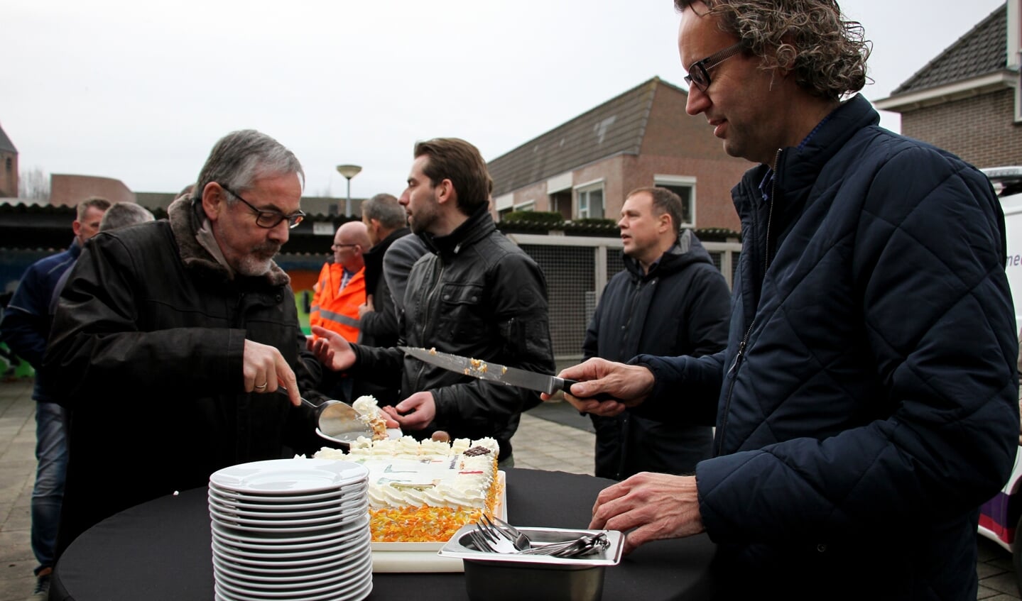 Sander Burggraaf snijdt taart voor de ingebruikname van de eerste slimme led armatuur in de gemeente Bronckhorst. Foto: Liesbeth Spaansen
