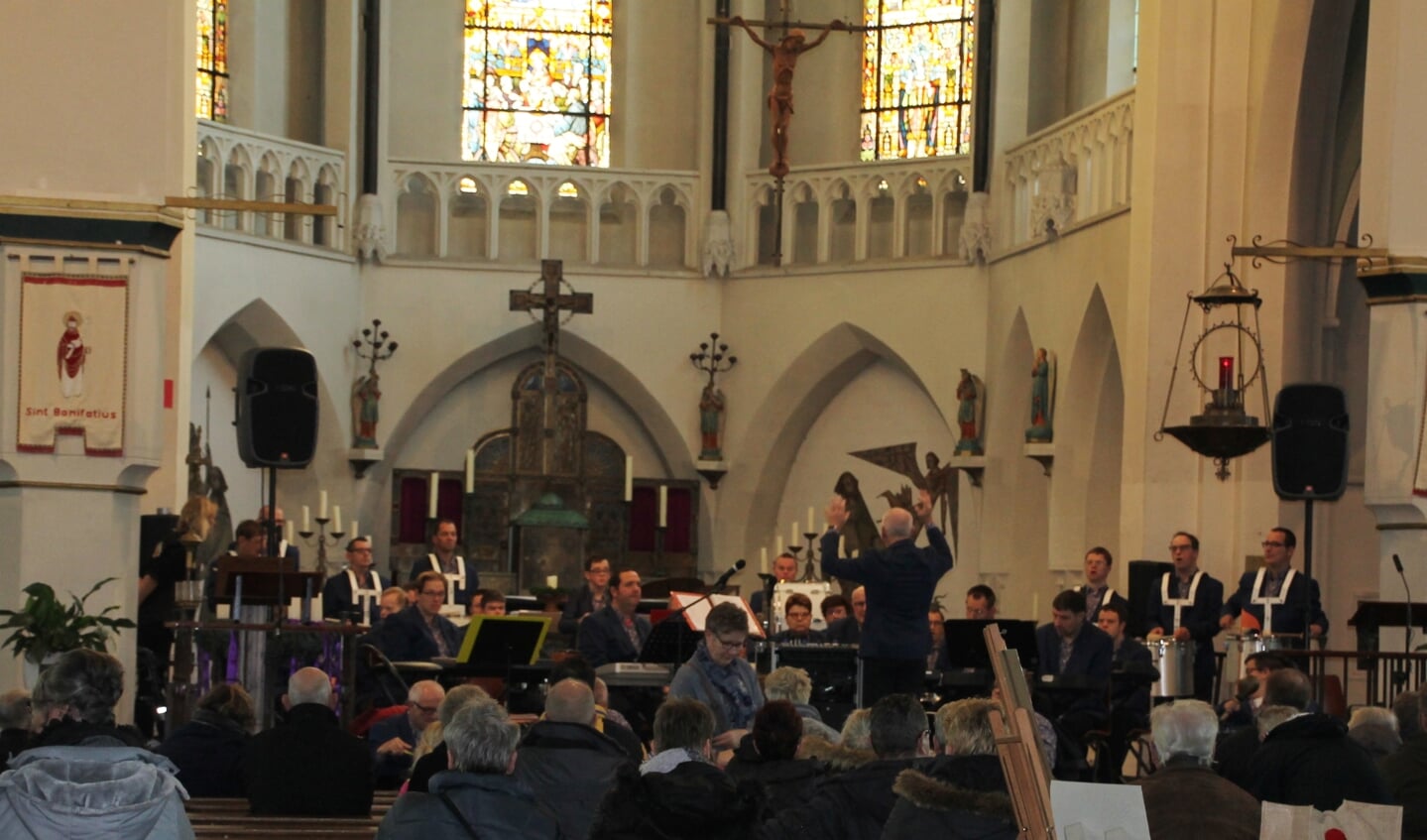 De Rainbowband gaf een optreden in de kerk. Foto: Jos Betting