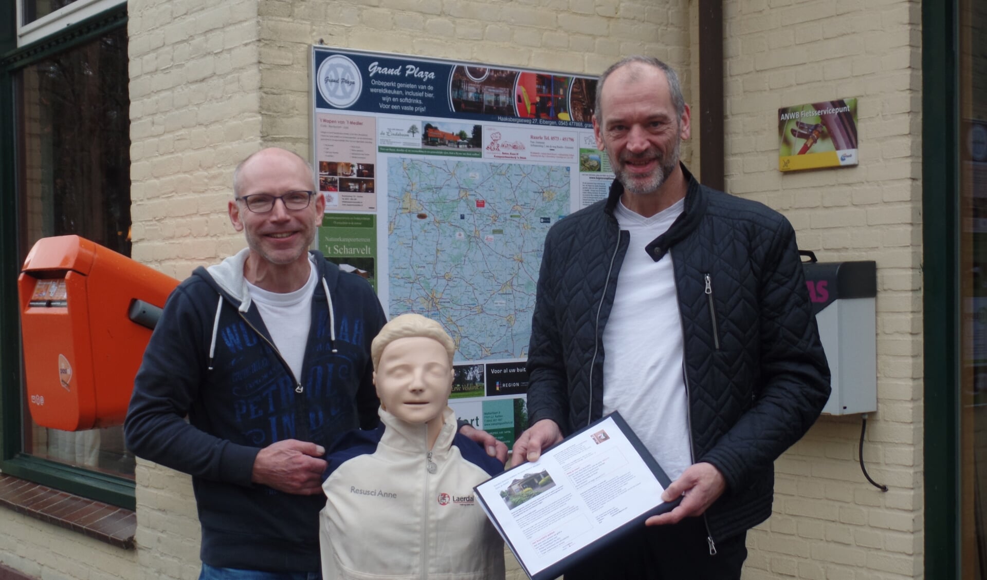 Gerrit Otten (l) en Peter ten Have hebben het initiatief genomen om in buurtschap Medler een AED te realiseren. Foto: Jan Hendriksen. 