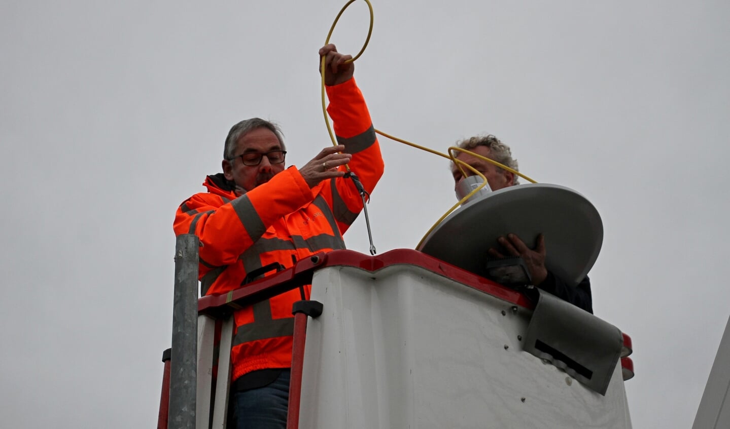 Verwijderen van oude verlichting voor aanbrengen van eerste slimme ledverlichting in de gemeente Bronckhorst in Steenderen. Foto: Liesbeth Spaansen