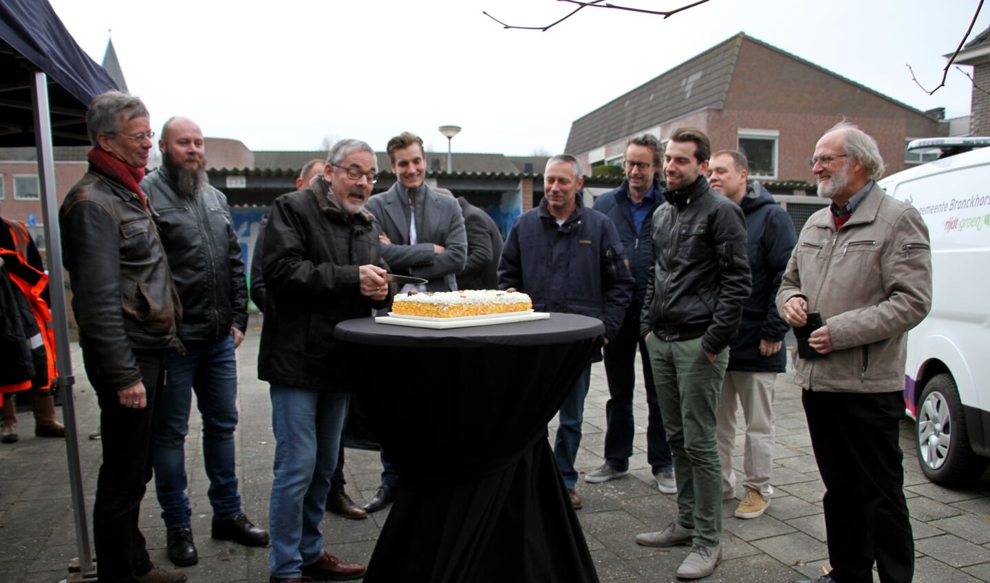Evert Blaauw snijdt taart voor de ingebruikname van de eerste slimme led armatuur in de gemeente Bronckhorst. Foto: Liesbeth Spaansen