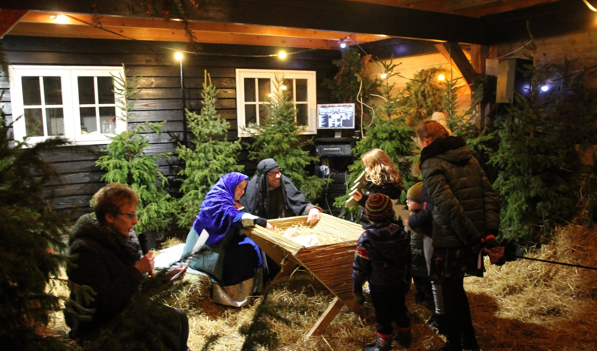 Iedereen mag bij het kerstkindje komen kijken tijdens de interactieve voorstelling. Foto: Annekée Cuppers