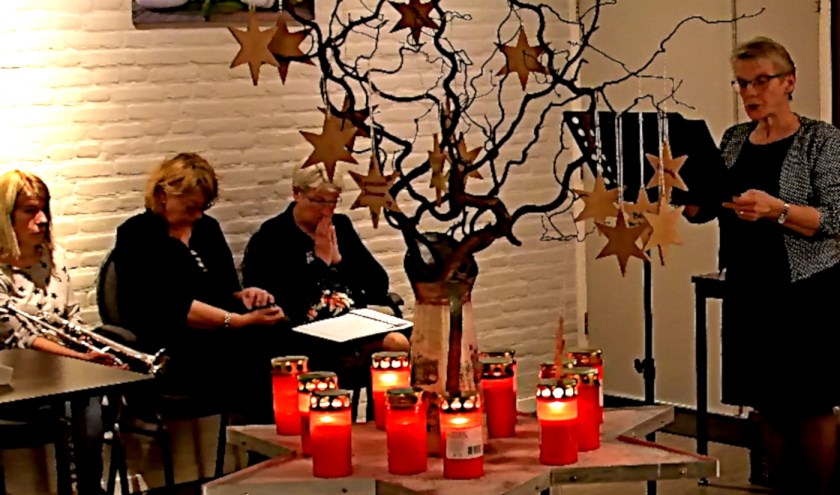 Tijdens Wereldlichtjesdag worden de namen genoemd die geschreven staan op sterren. Foto: Toon Roelofsen