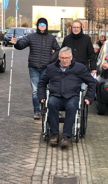 De medewerkers ondervonden aan den lijve hoe het is om in de openbare ruimte je weg te moeten vinden als je doof, blind of rolstoelafhankelijk bent. Foto: PR