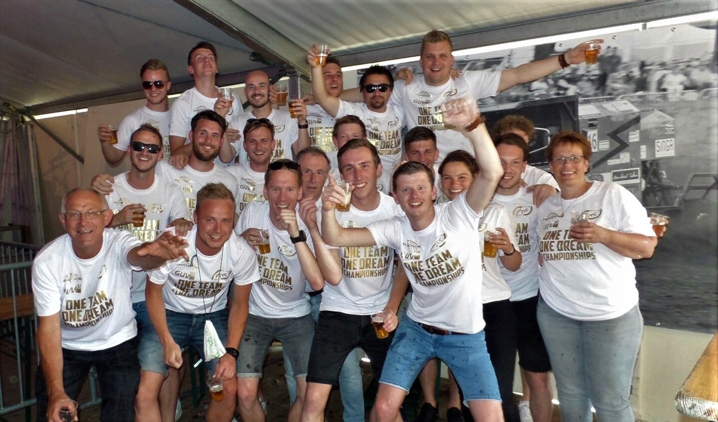 Het team van RKZVC, daags na het behaalde kampioenschap, in de feesttent, op de kermis van Mariënvelde. Foto: PR