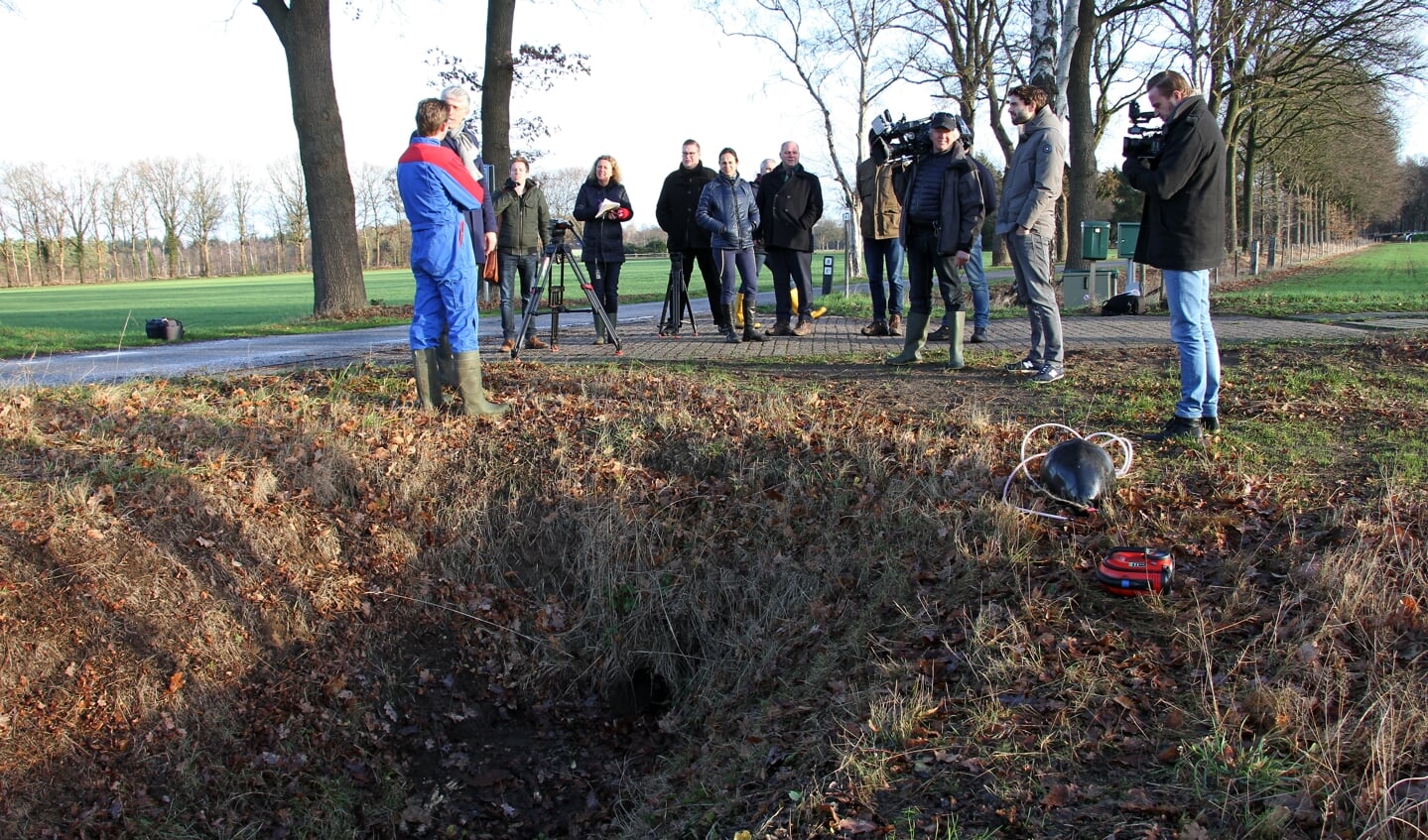 Agrariër René Hobelman en dijkgraaf Hein Pieper vertellen over de maatregel tegen droogte. Foto: Liesbeth Spaansen