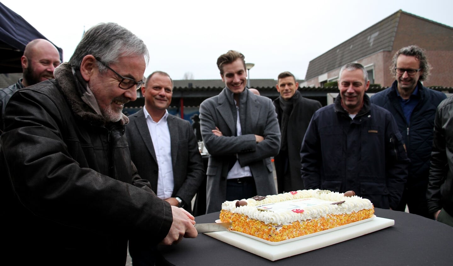 Evert Blaauw snijdt taart voor de ingebruikname van de eerste slimme led armatuur in de gemeente Bronckhorst. Foto: Liesbeth Spaansen