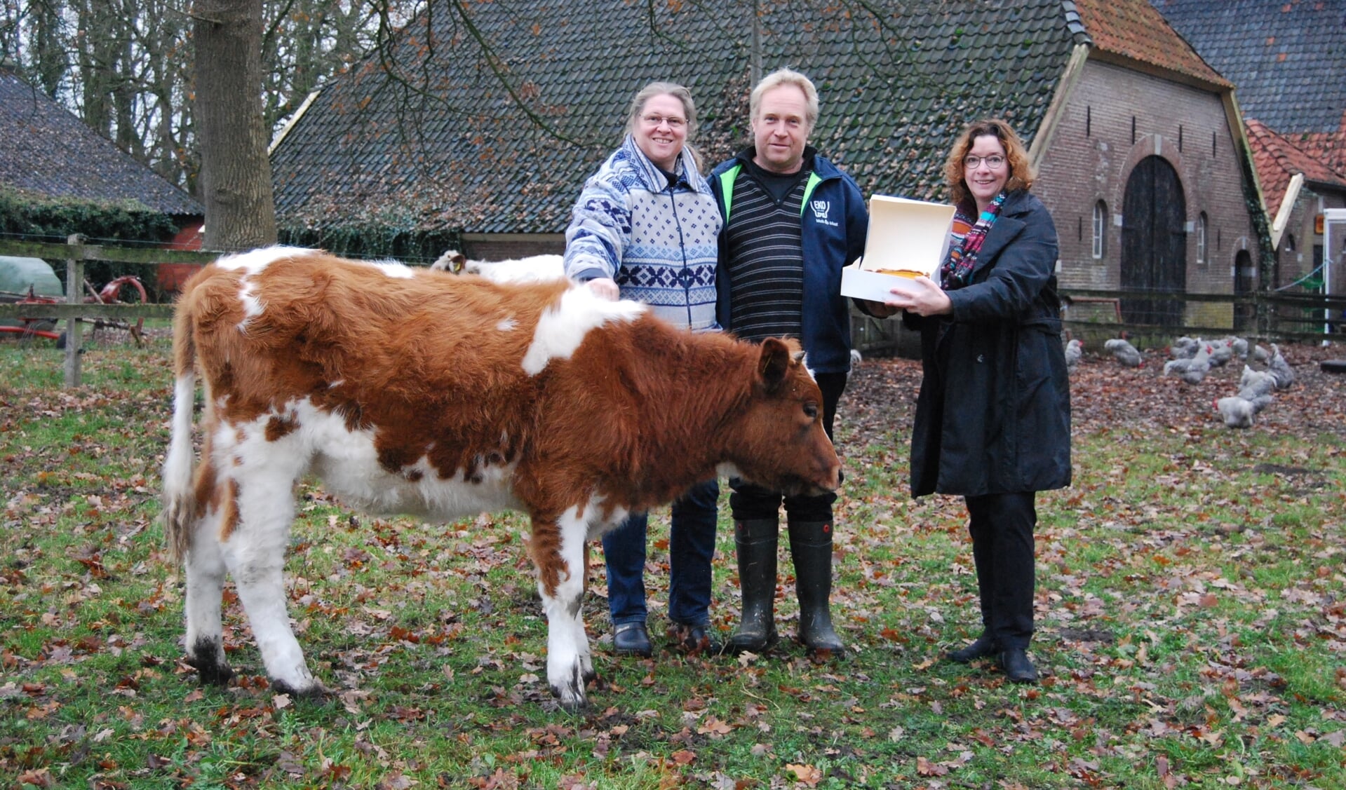 Natasja Bekkers en Arjan Wijnstra krijgen van Friederike Kleijn een taart uitgereikt. Foto: Friederike Kleijn